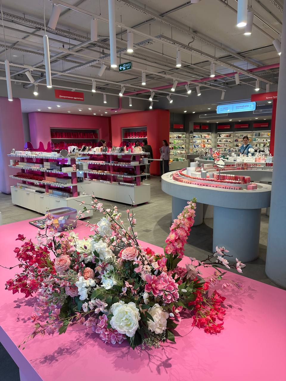 У бьюти-ритейлера hollyshop скопировали дизайн флагмана (фото 3)