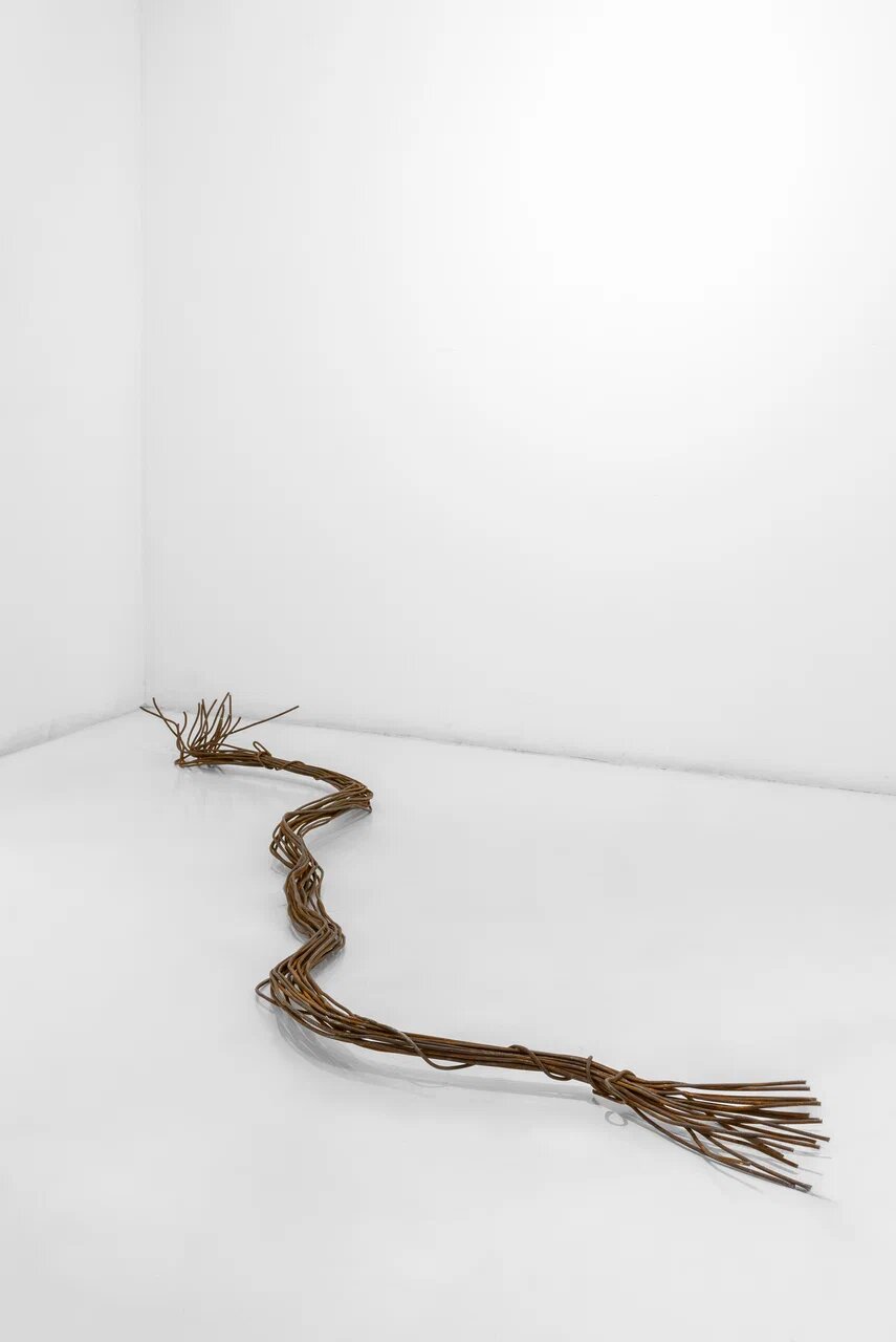 От зеркальных отпечатков до текстильных коллажей: что смотреть на ярмарке Cosmoscow 2025 (фото 3)