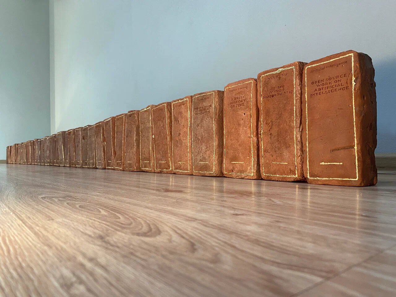 От зеркальных отпечатков до текстильных коллажей: что смотреть на ярмарке Cosmoscow 2025 (фото 4)