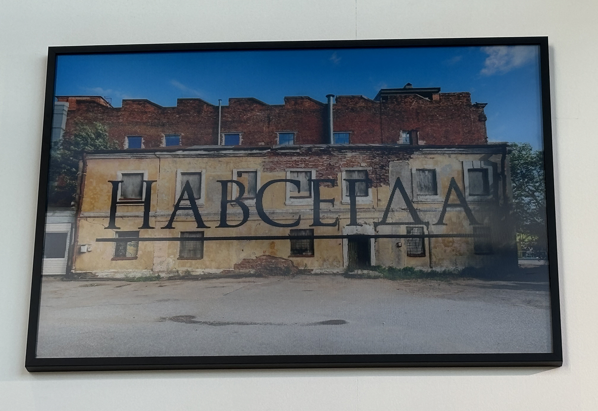 От зеркальных отпечатков до текстильных коллажей: что смотреть на ярмарке Cosmoscow 2025 (фото 13)