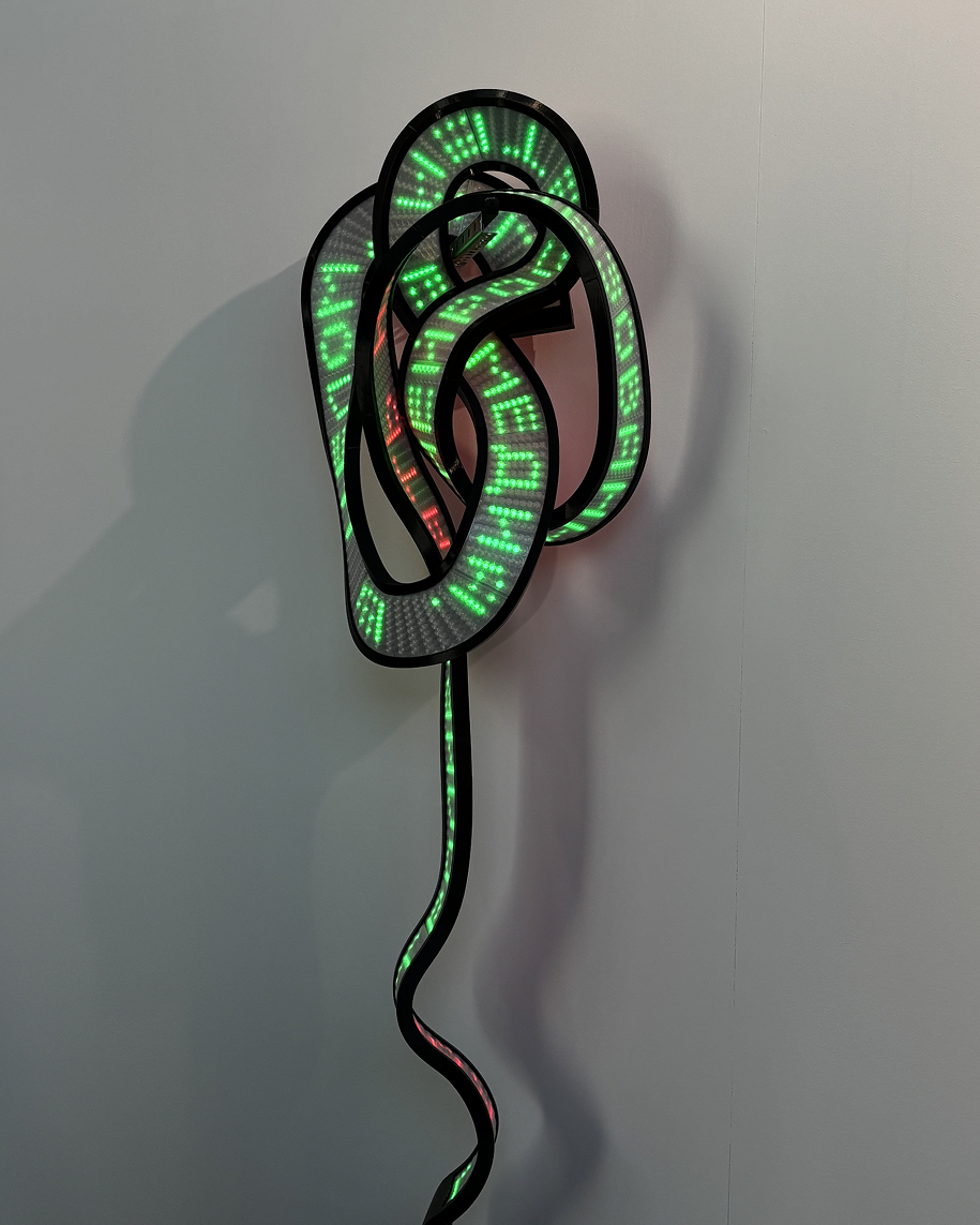 От зеркальных отпечатков до текстильных коллажей: что смотреть на ярмарке Cosmoscow 2025 (фото 14)