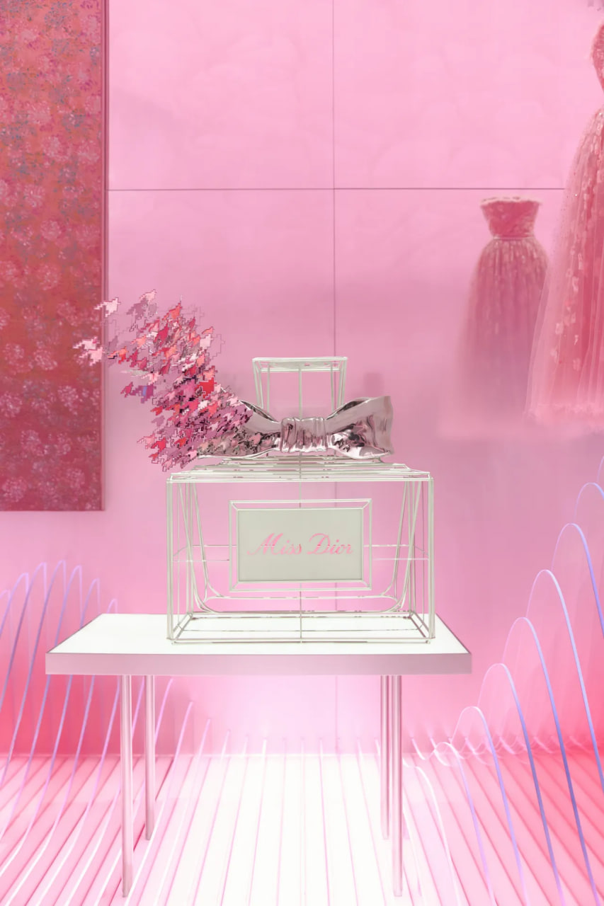 В Шанхае открылась выставка Miss Dior (фото 4)