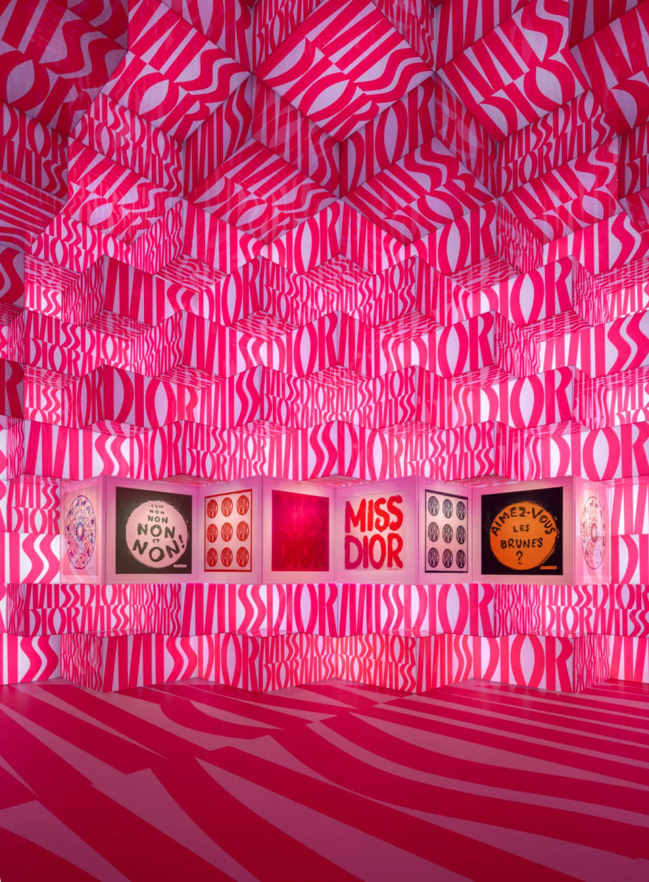 В Шанхае открылась выставка Miss Dior (фото 2)