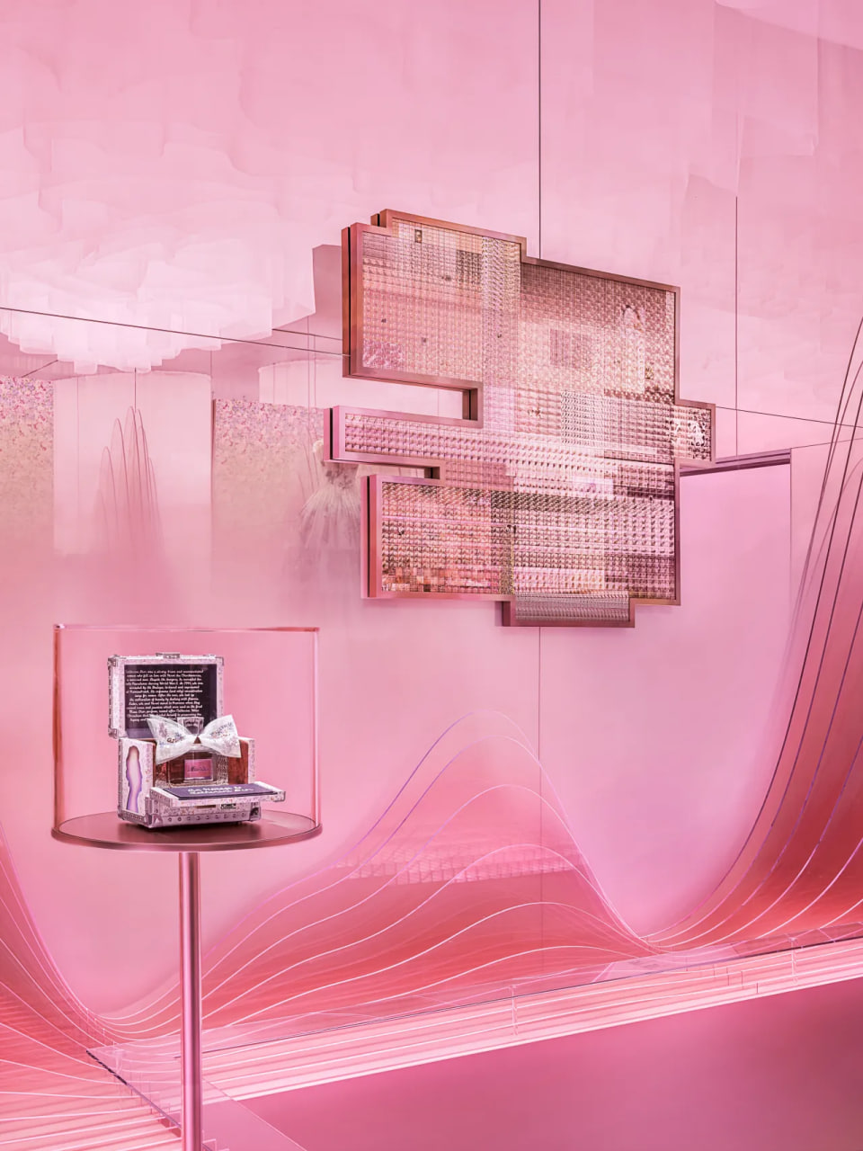 В Шанхае открылась выставка Miss Dior (фото 6)