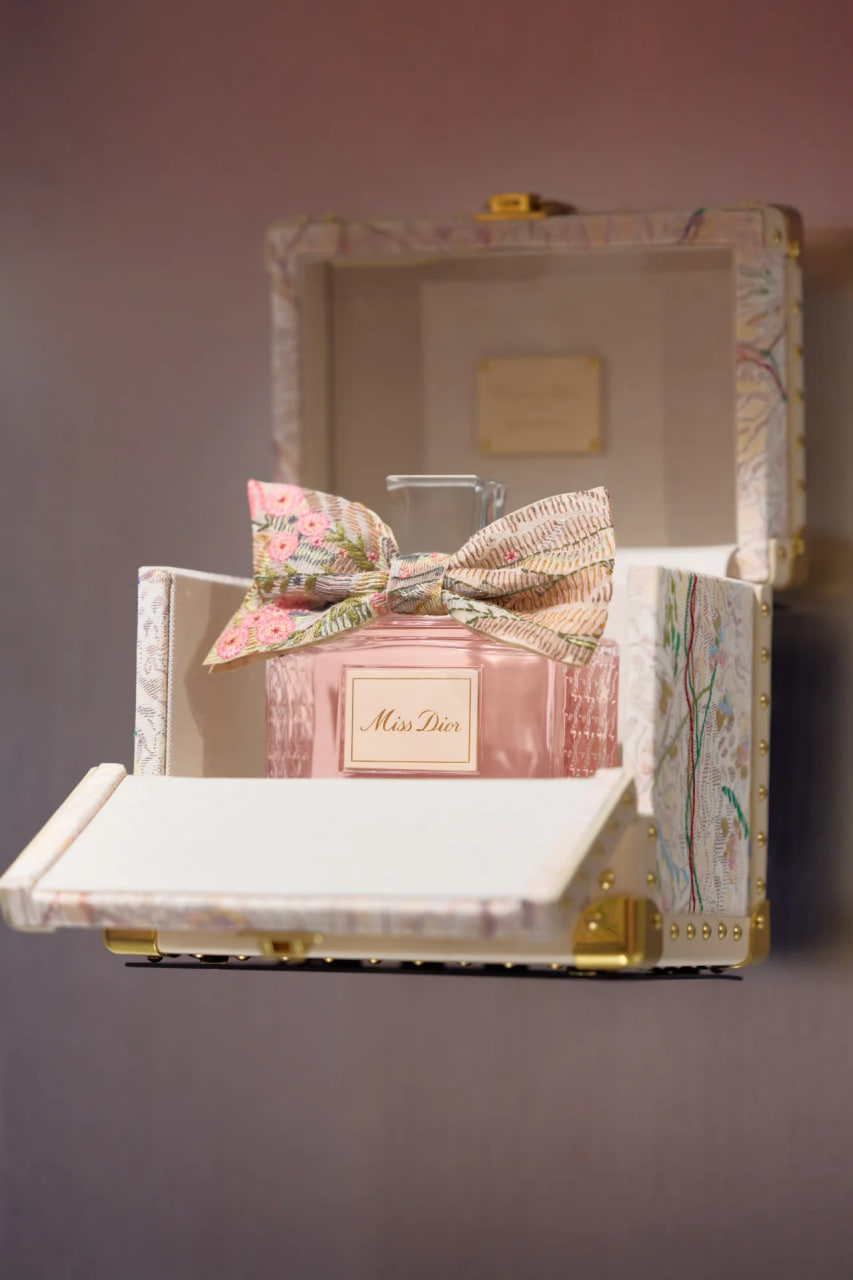 В Шанхае открылась выставка Miss Dior (фото 8)