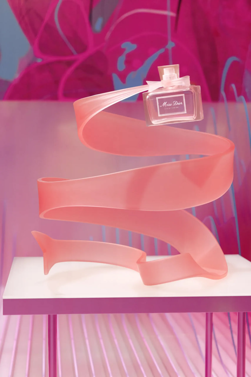 В Шанхае открылась выставка Miss Dior (фото 3)