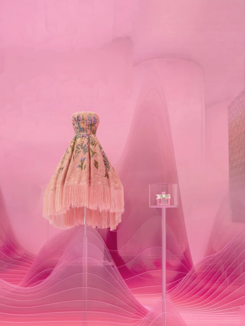 В Шанхае открылась выставка Miss Dior (фото 1)