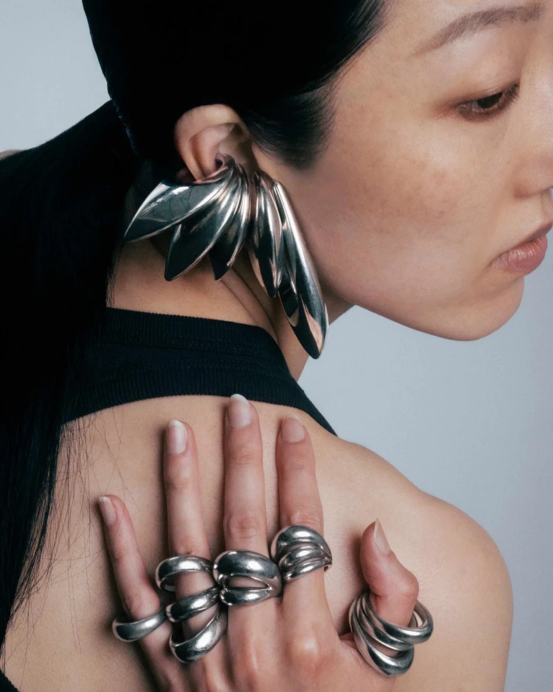 Крупный жемчуг, подвески-объекты и другие бижу-тренды осеннего сезона, которые нельзя пропустить (фото 10)