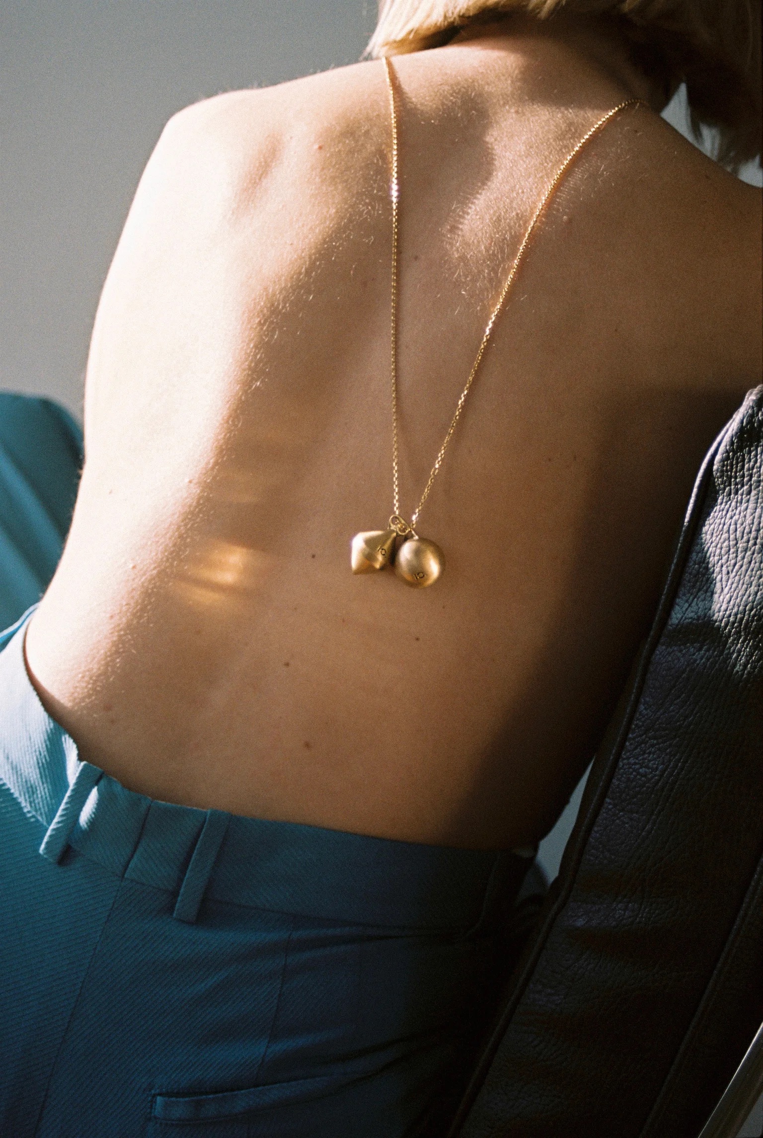 Крупный жемчуг, подвески-объекты и другие бижу-тренды осеннего сезона, которые нельзя пропустить (фото 28)