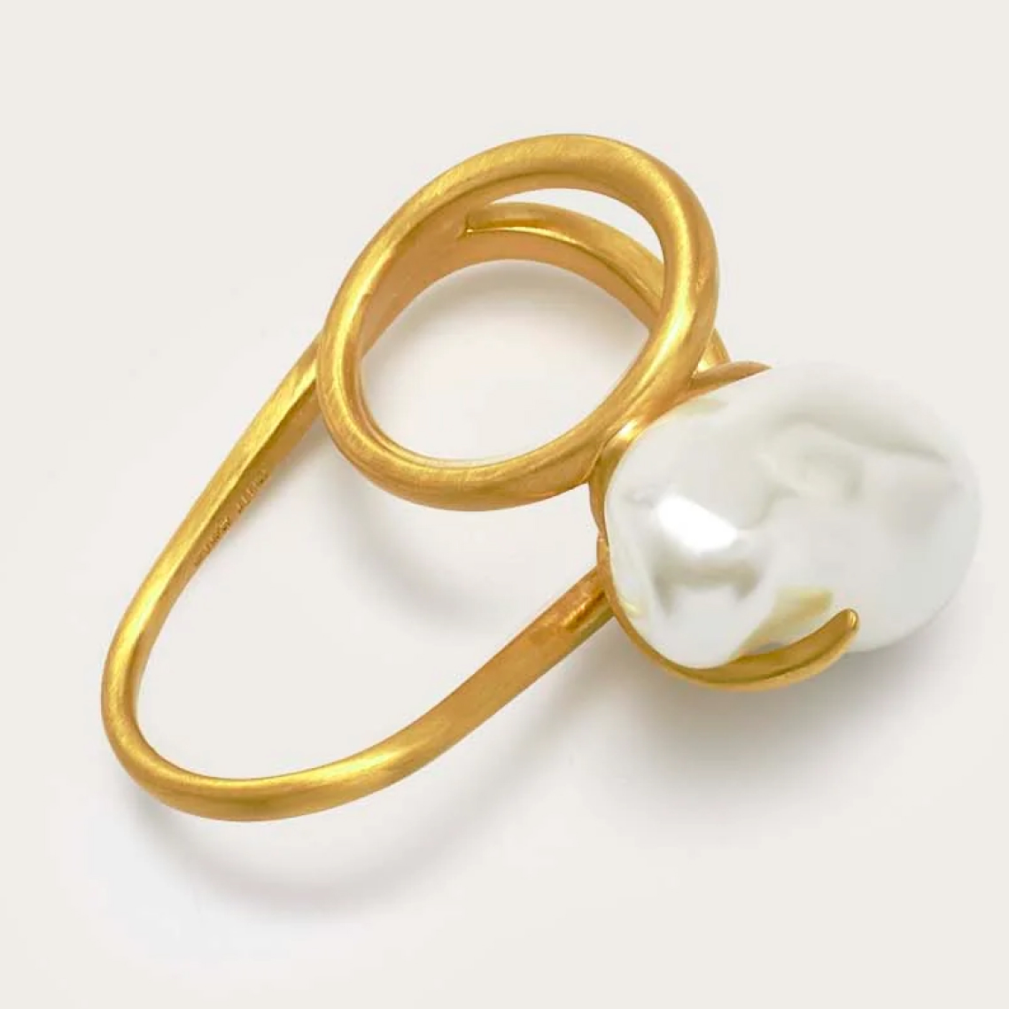 Крупный жемчуг, подвески-объекты и другие бижу-тренды осеннего сезона, которые нельзя пропустить (фото 38)