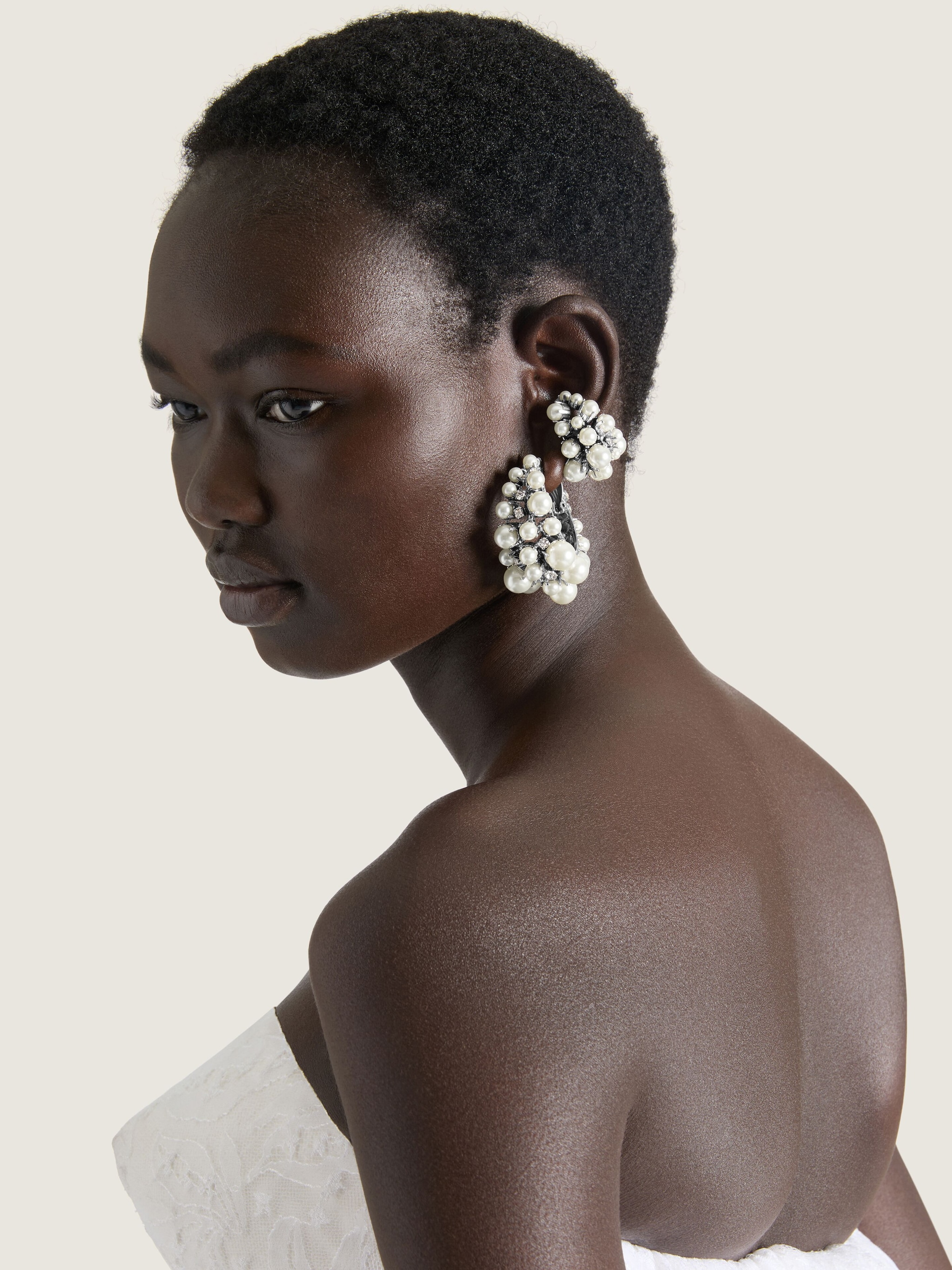 Крупный жемчуг, подвески-объекты и другие бижу-тренды осеннего сезона, которые нельзя пропустить (фото 40)