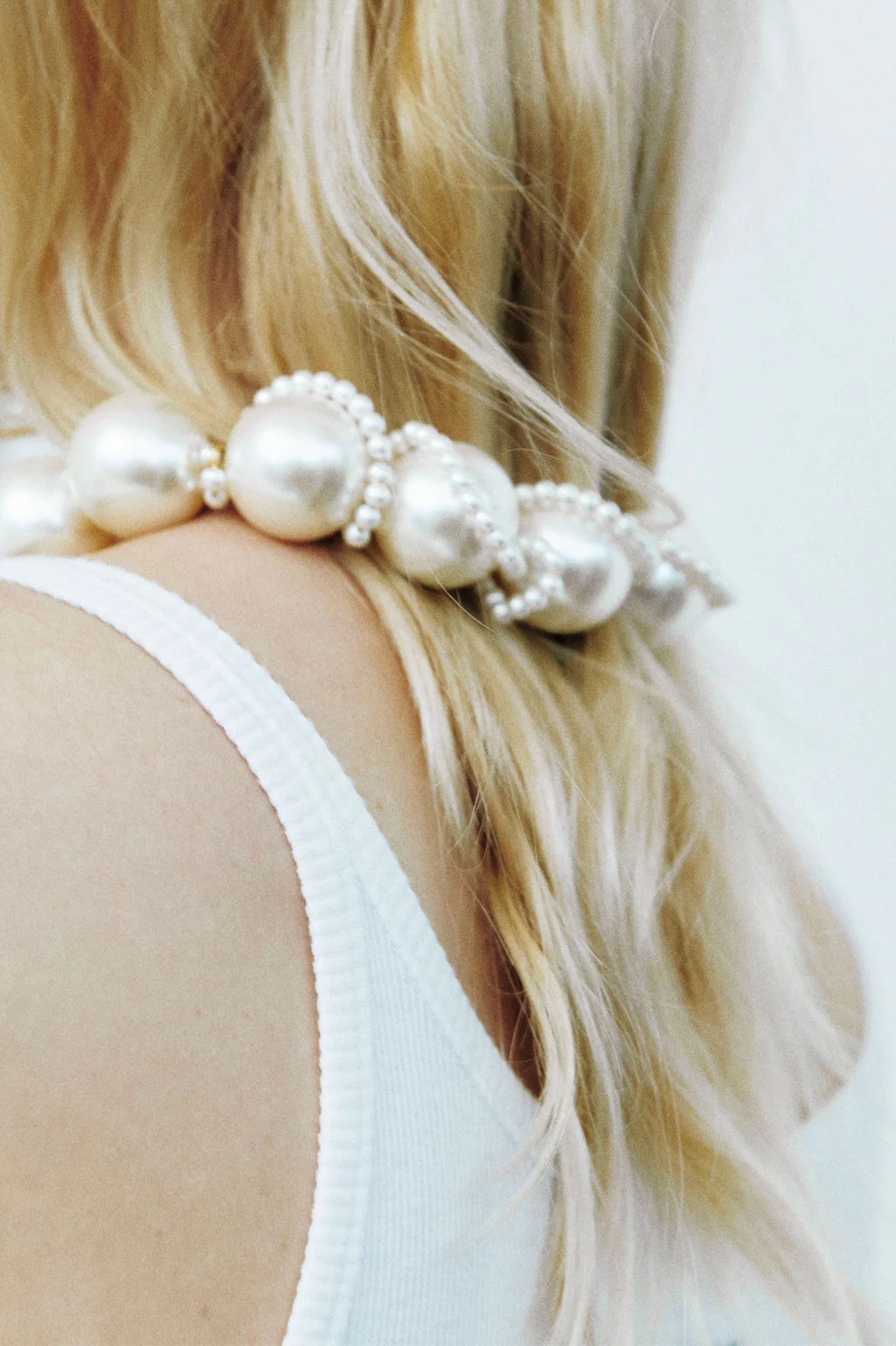 Крупный жемчуг, подвески-объекты и другие бижу-тренды осеннего сезона, которые нельзя пропустить (фото 36)