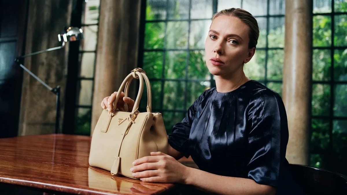 Скарлетт Йоханссон снялась в рекламной кампании сумок Prada Galleria (фото 1)