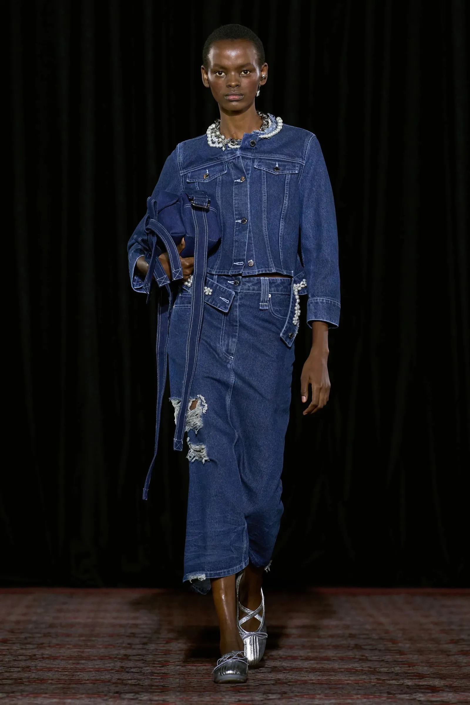 Джинсы, куртки и бермуды: 20+ вещей из денима на осень — выбор BURO. (фото 10)