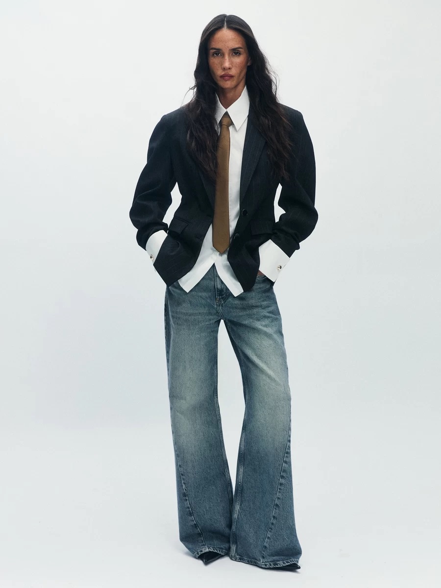 Джинсы, куртки и бермуды: 20+ вещей из денима на осень — выбор BURO. (фото 11)