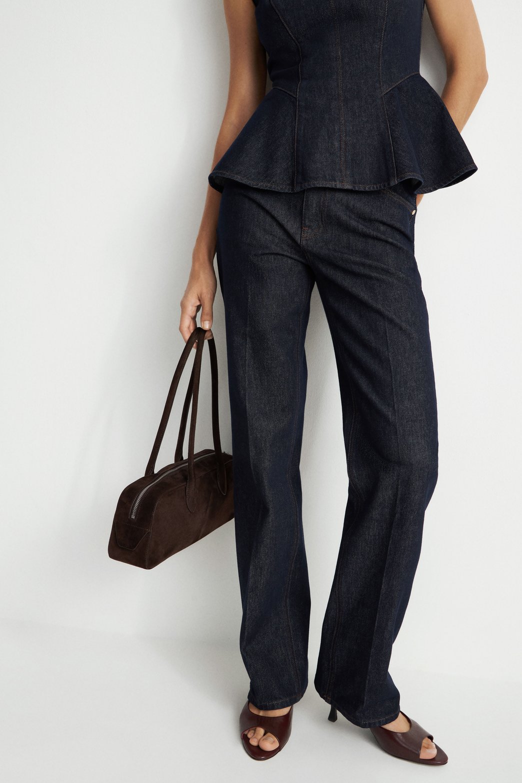 Джинсы, куртки и бермуды: 20+ вещей из денима на осень — выбор BURO. (фото 23)