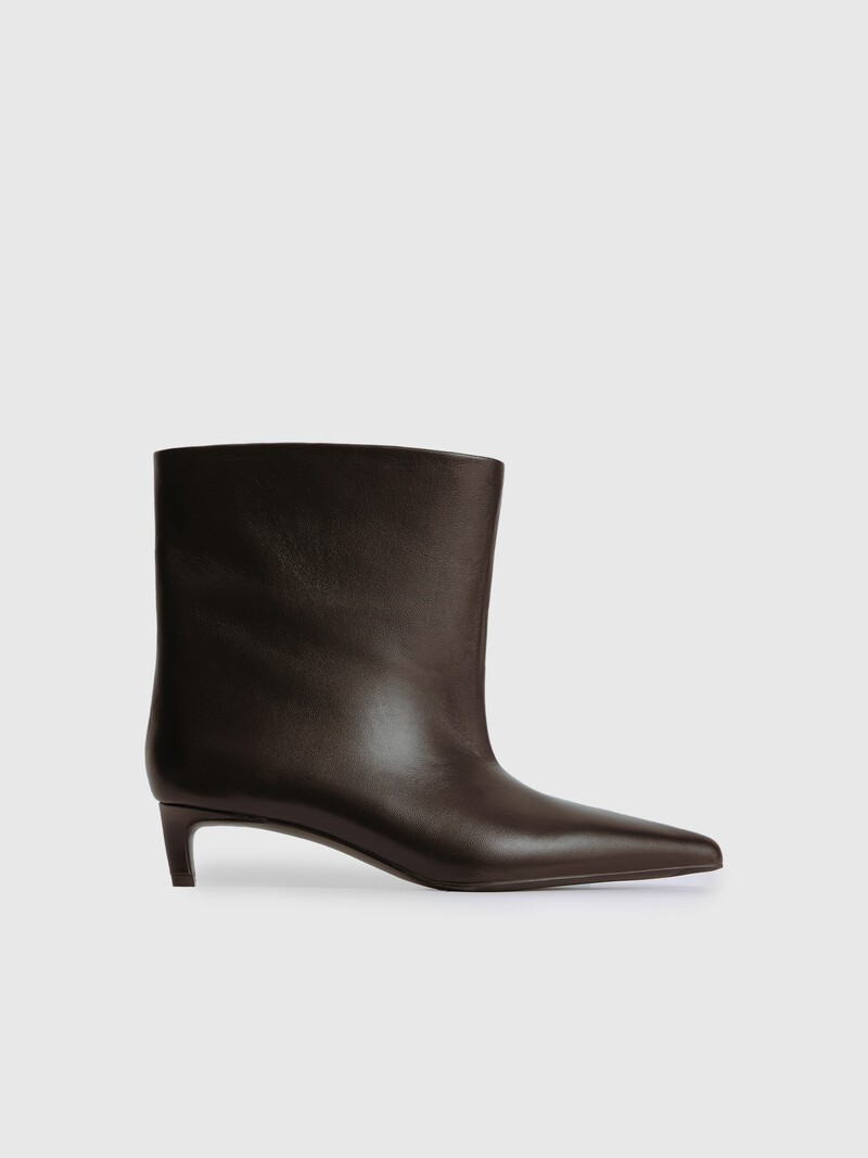 Лоферы, туфли, казаки и не только: 30 пар осенней обуви на все случаи жизни (фото 11)