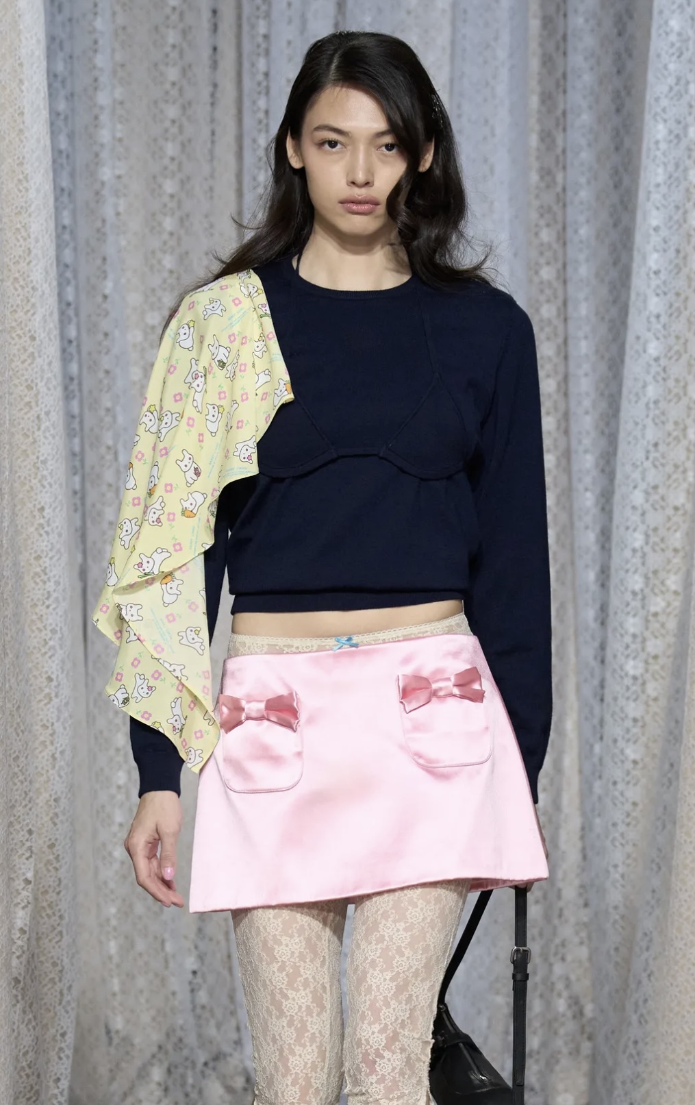 Надписи на губах и прически как в детстве: бьюти-тренды Недель моды в Нью-Йорке и Лондоне (фото 1)