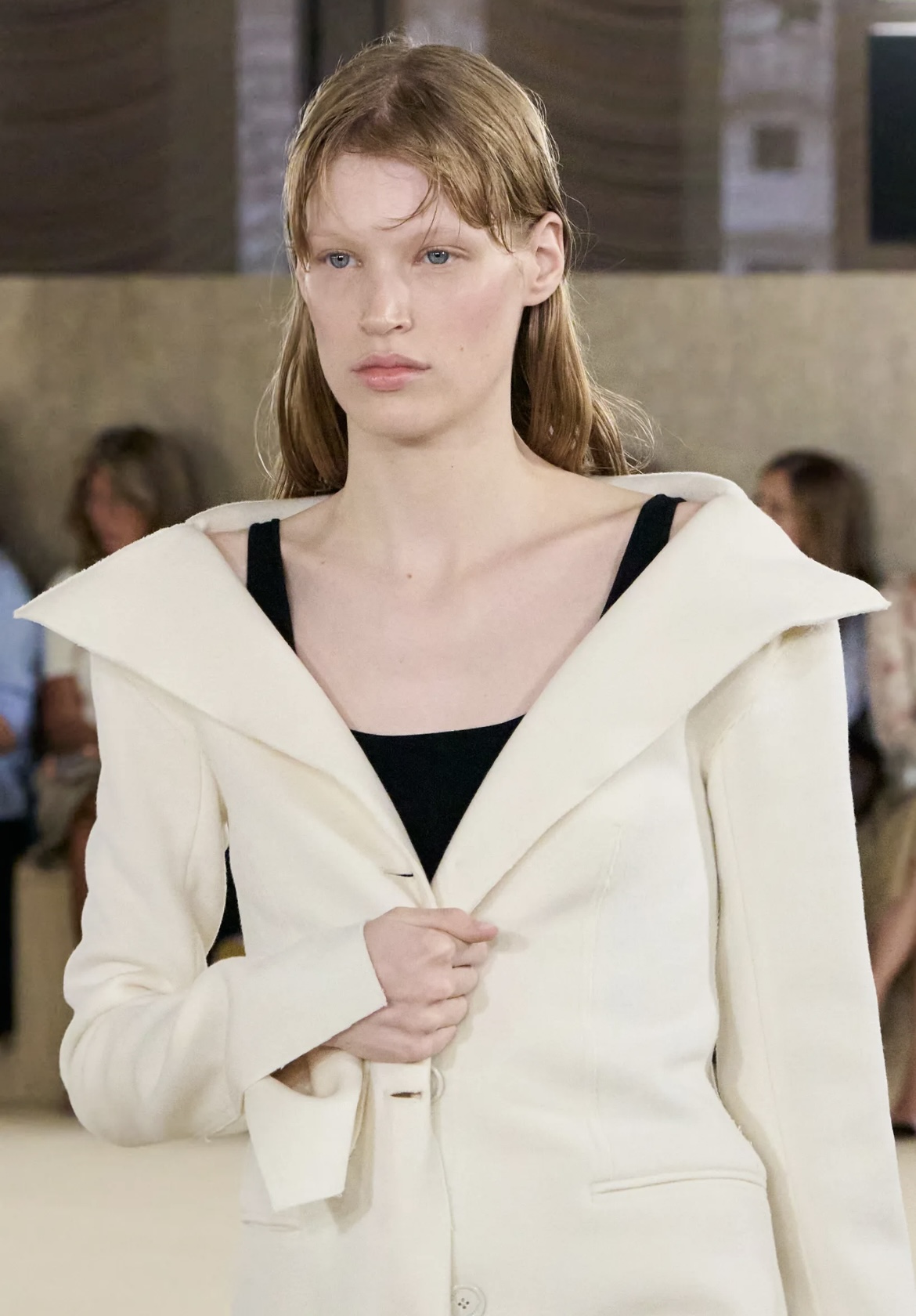 Надписи на губах и прически как в детстве: бьюти-тренды Недель моды в Нью-Йорке и Лондоне (фото 3)