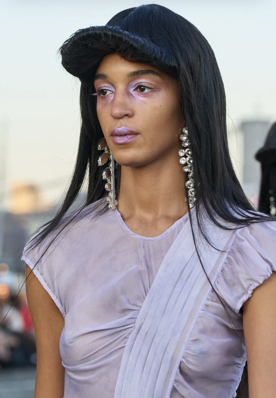 Надписи на губах и прически как в детстве: бьюти-тренды Недель моды в Нью-Йорке и Лондоне (фото 10)