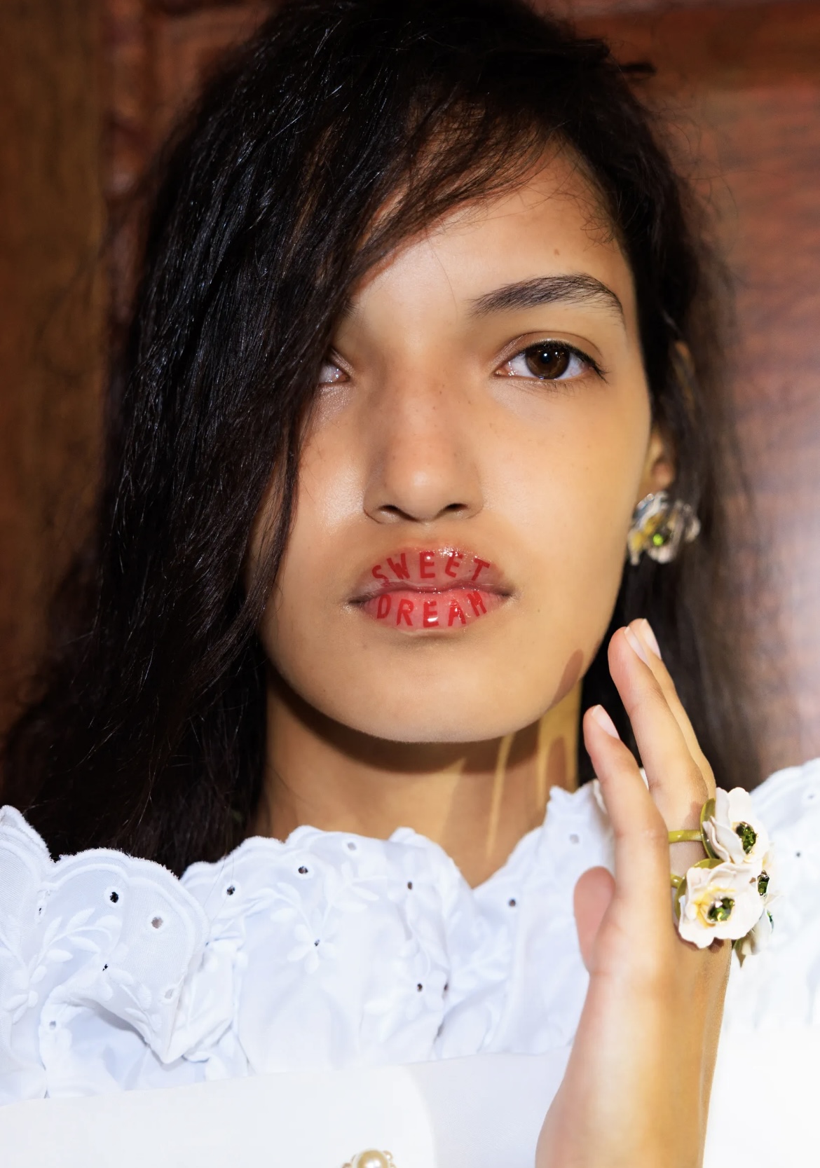 Надписи на губах и прически как в детстве: бьюти-тренды Недель моды в Нью-Йорке и Лондоне (фото 9)