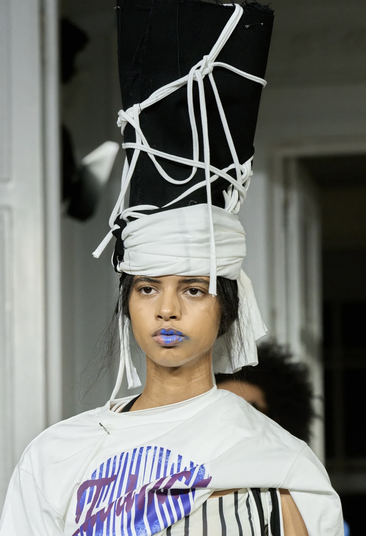 Надписи на губах и прически как в детстве: бьюти-тренды Недель моды в Нью-Йорке и Лондоне (фото 8)