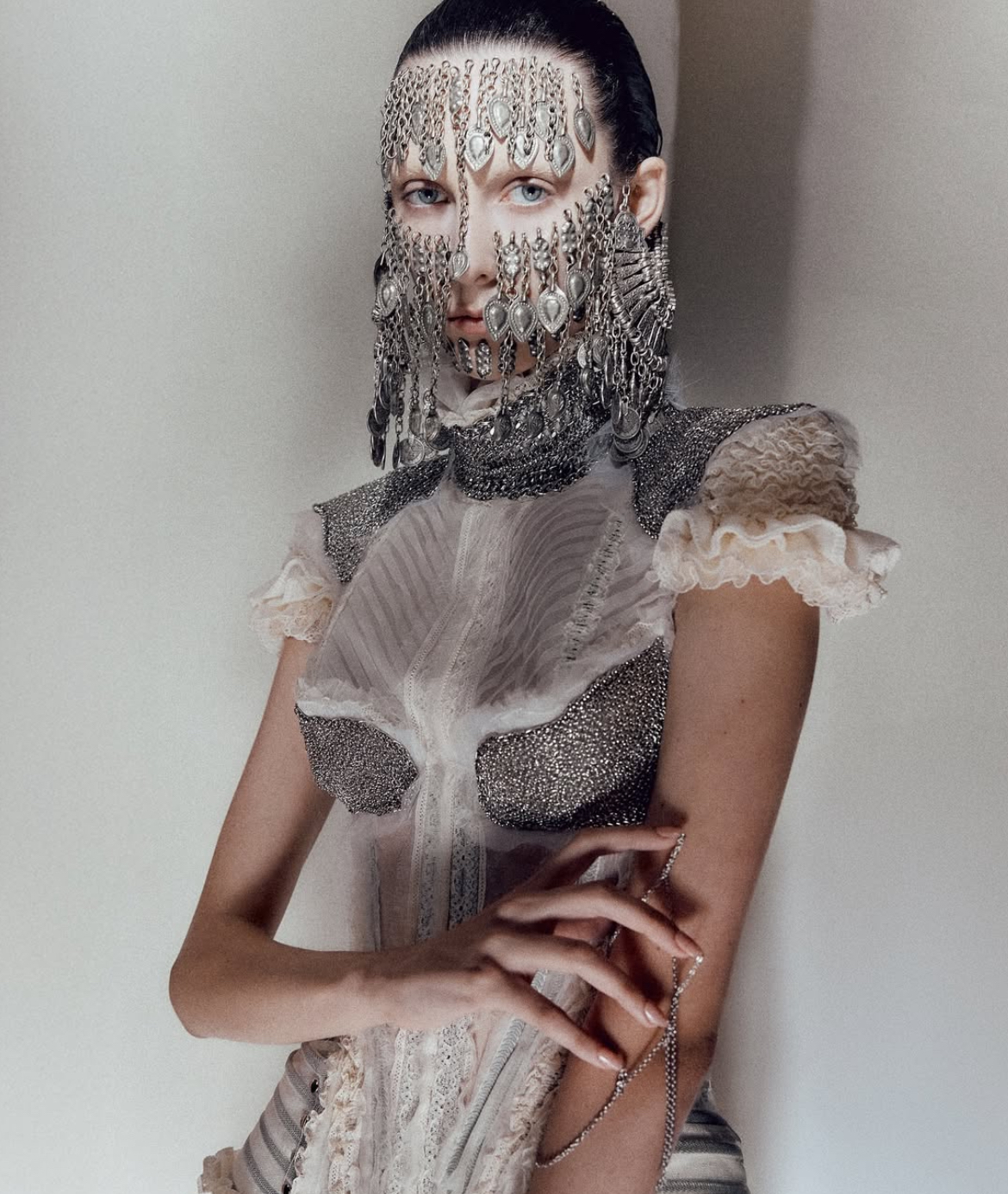 Надписи на губах и прически как в детстве: бьюти-тренды Недель моды в Нью-Йорке и Лондоне (фото 12)