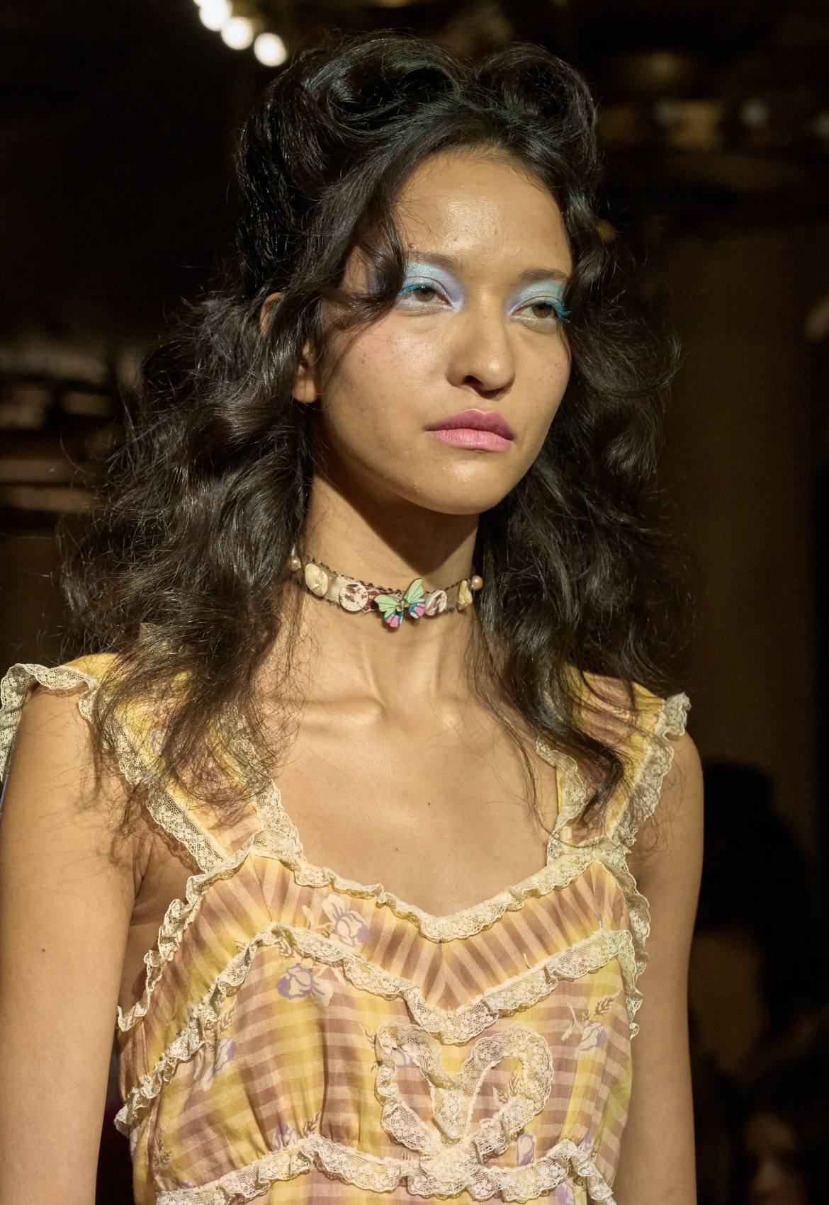 Надписи на губах и прически как в детстве: бьюти-тренды Недель моды в Нью-Йорке и Лондоне (фото 18)