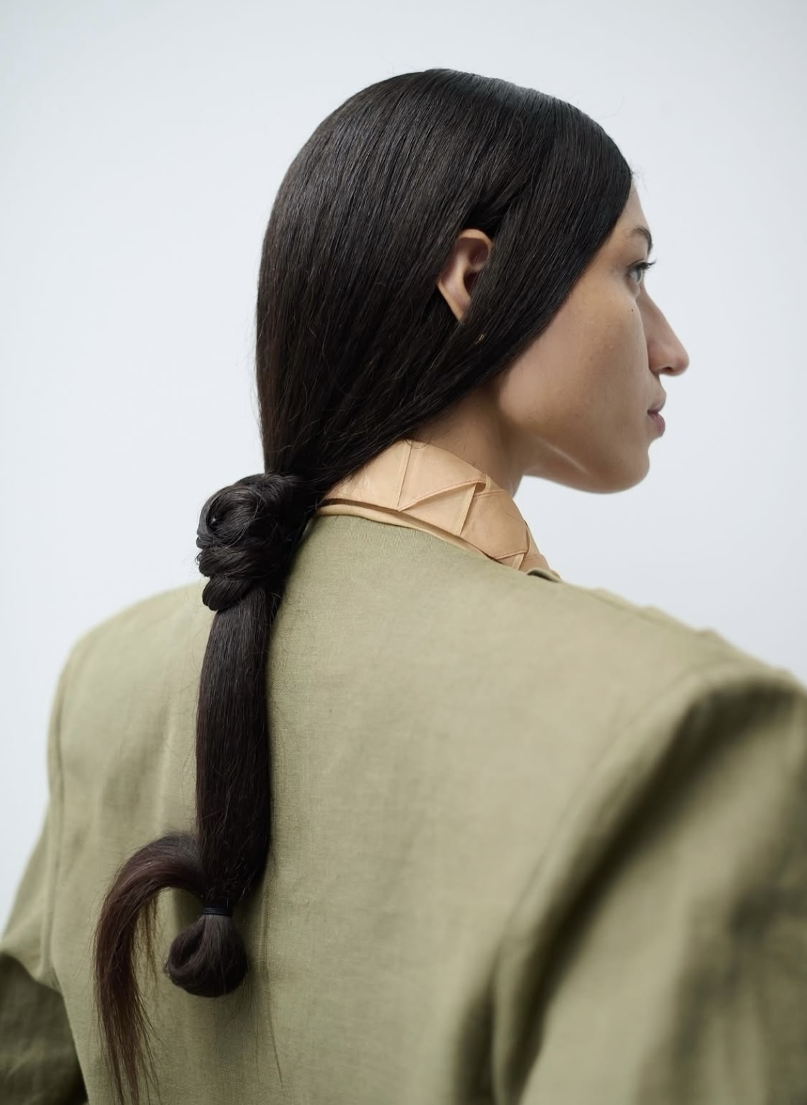 Надписи на губах и прически как в детстве: бьюти-тренды Недель моды в Нью-Йорке и Лондоне (фото 15)