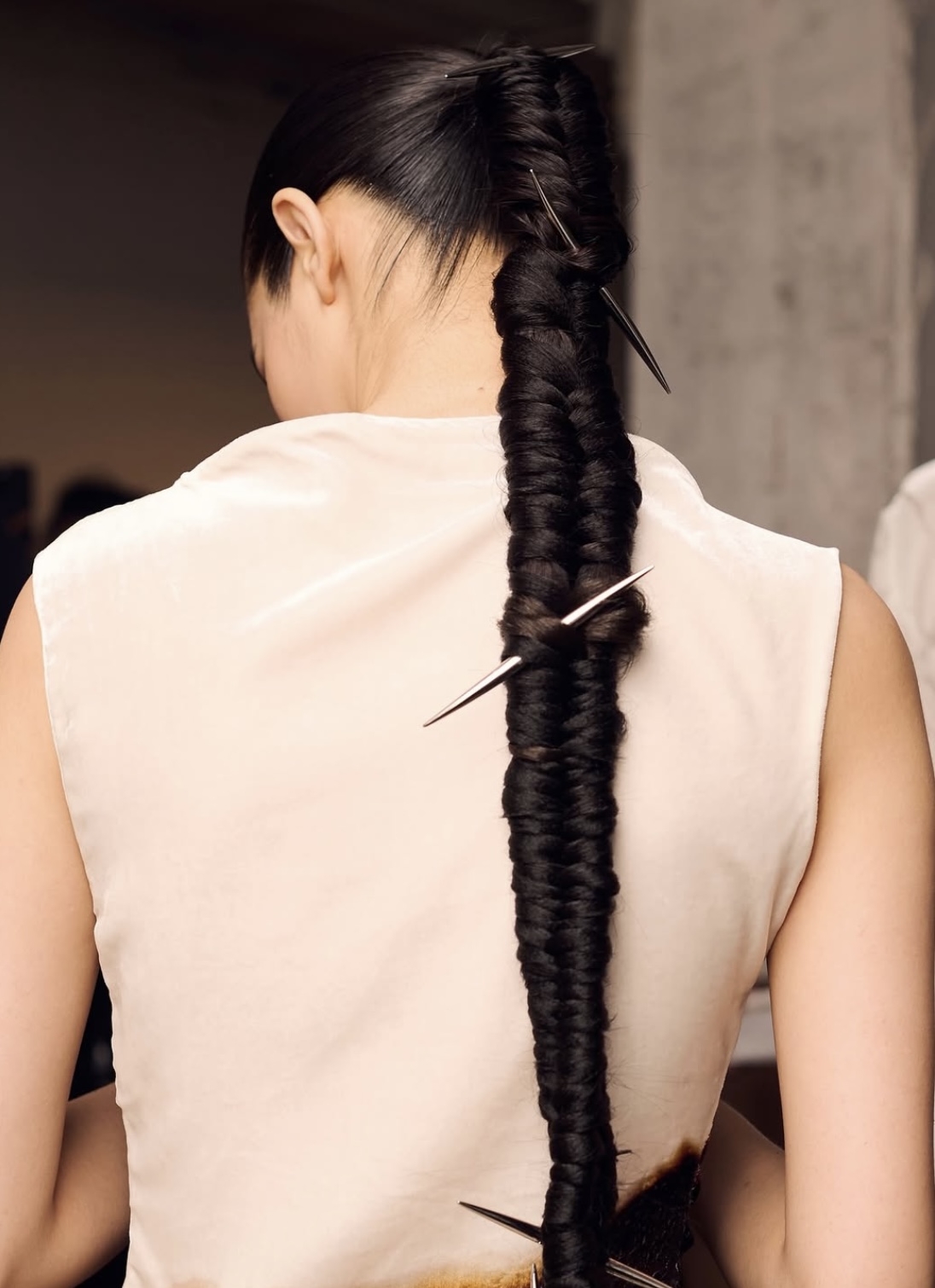 Надписи на губах и прически как в детстве: бьюти-тренды Недель моды в Нью-Йорке и Лондоне (фото 14)