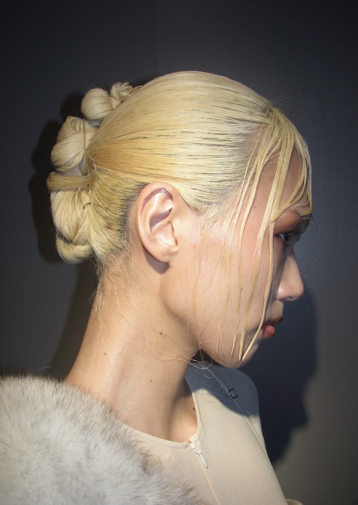 Надписи на губах и прически как в детстве: бьюти-тренды Недель моды в Нью-Йорке и Лондоне (фото 16)