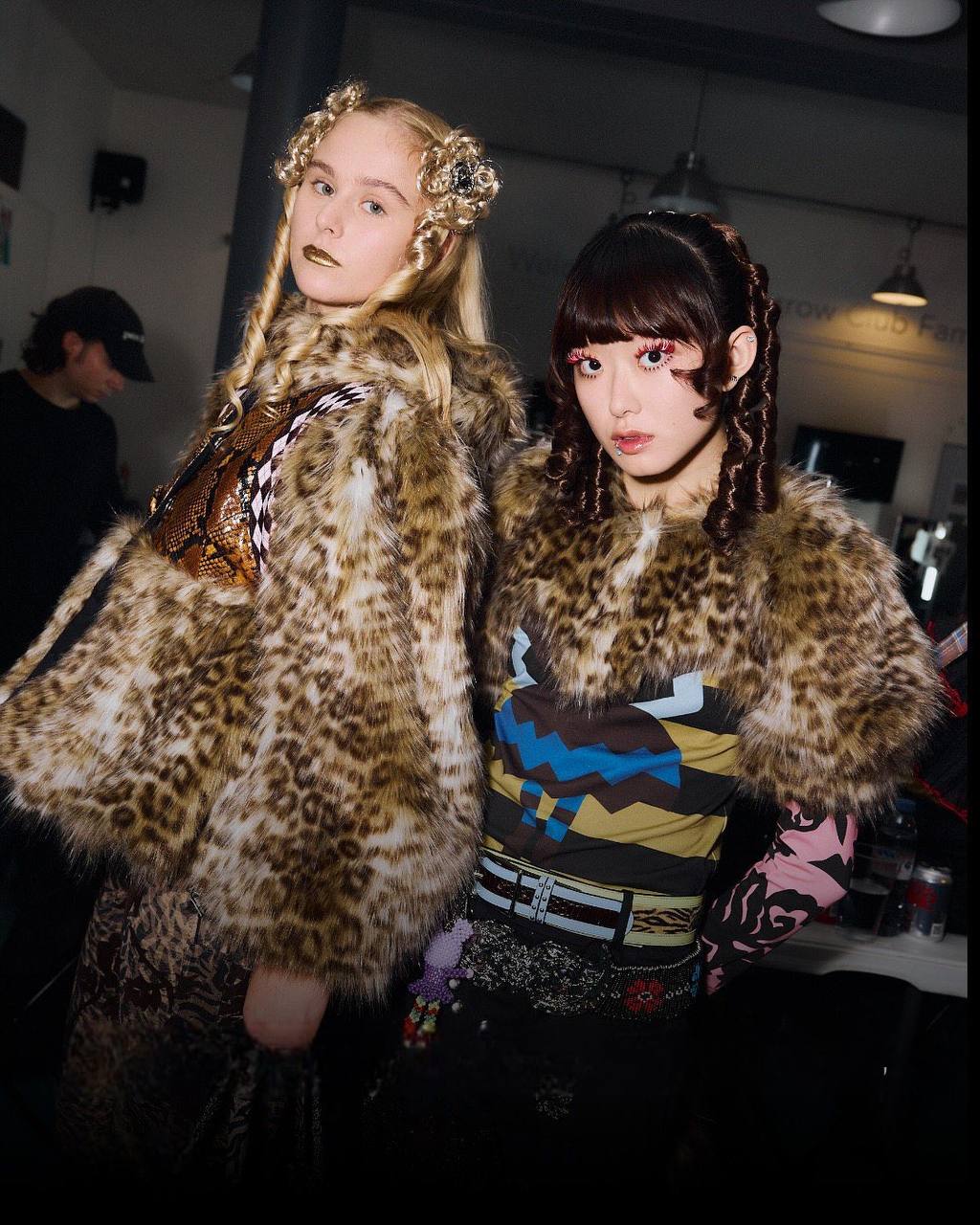 Надписи на губах и прически как в детстве: бьюти-тренды Недель моды в Нью-Йорке и Лондоне (фото 19)