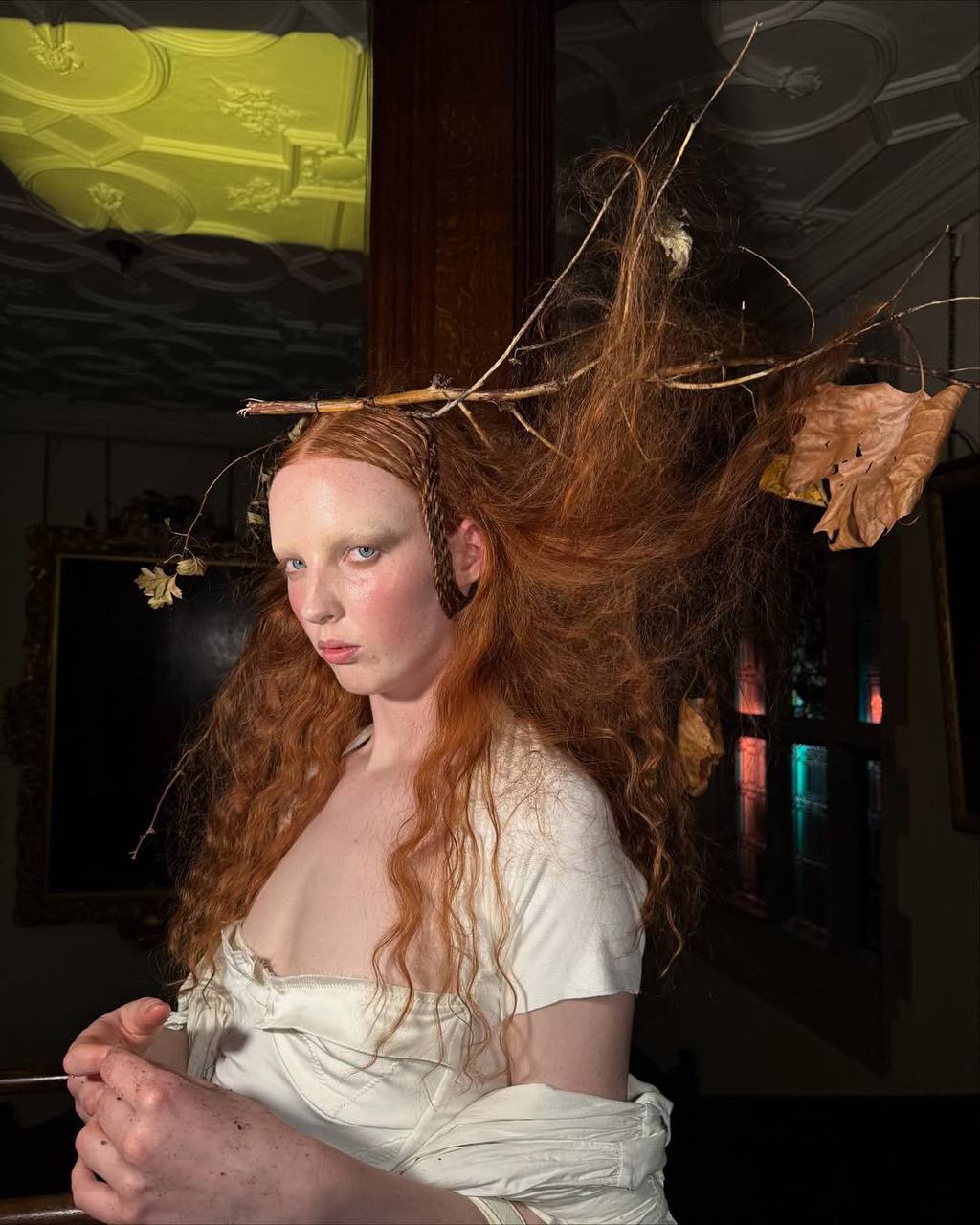 Надписи на губах и прически как в детстве: бьюти-тренды Недель моды в Нью-Йорке и Лондоне (фото 17)