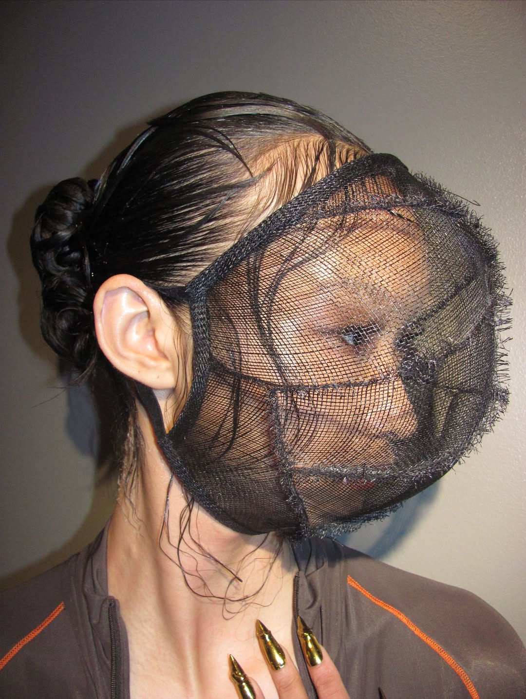 Надписи на губах и прически как в детстве: бьюти-тренды Недель моды в Нью-Йорке и Лондоне (фото 21)