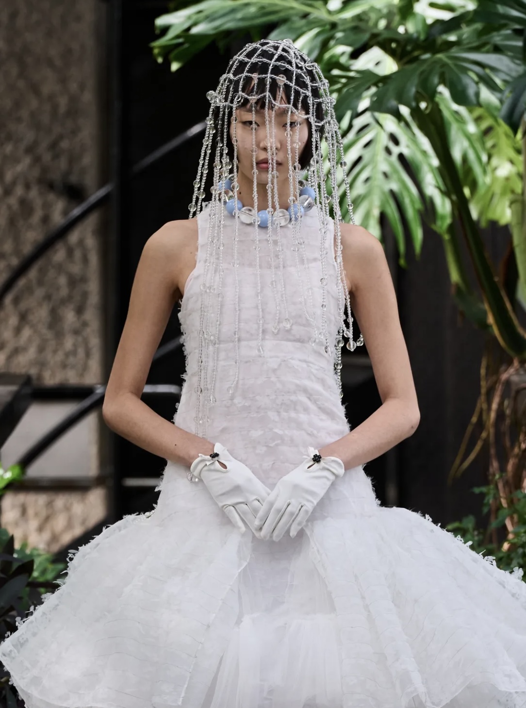 Надписи на губах и прически как в детстве: бьюти-тренды Недель моды в Нью-Йорке и Лондоне (фото 22)