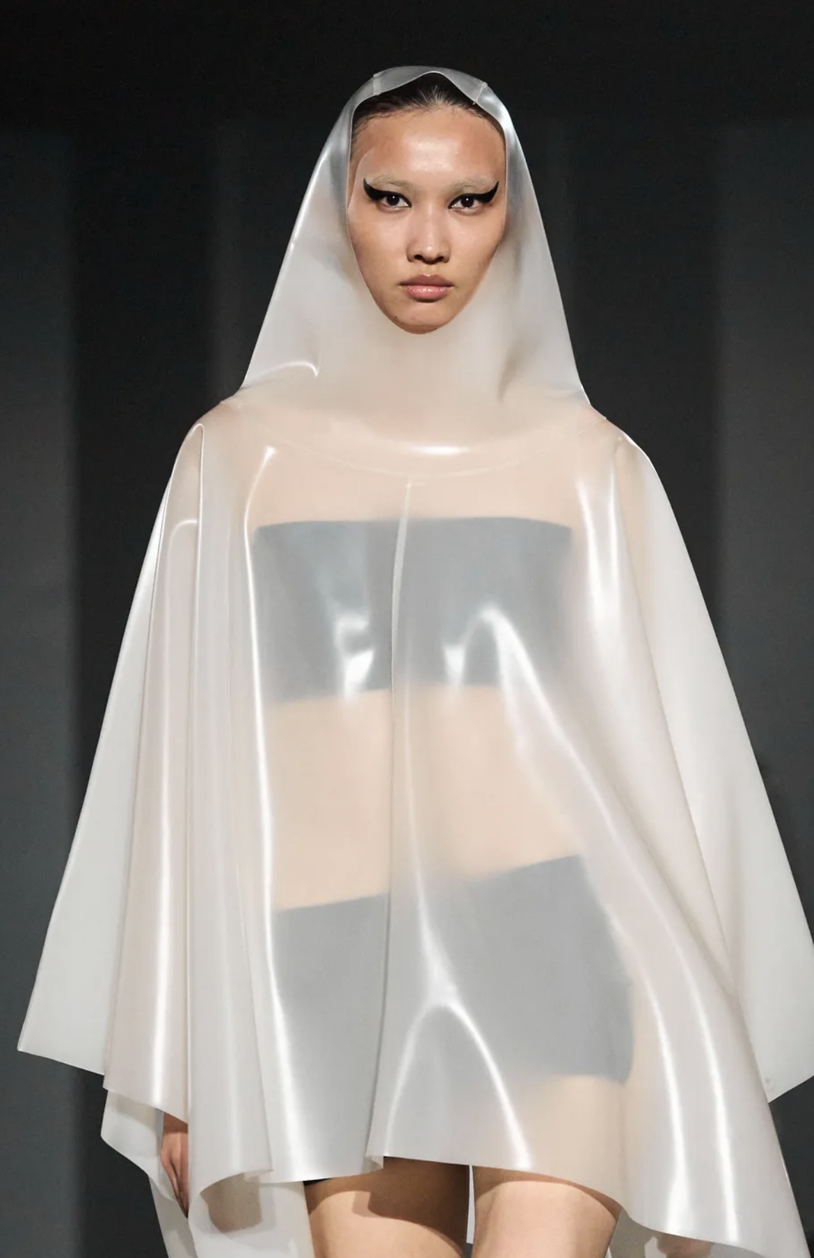 Надписи на губах и прически как в детстве: бьюти-тренды Недель моды в Нью-Йорке и Лондоне (фото 29)