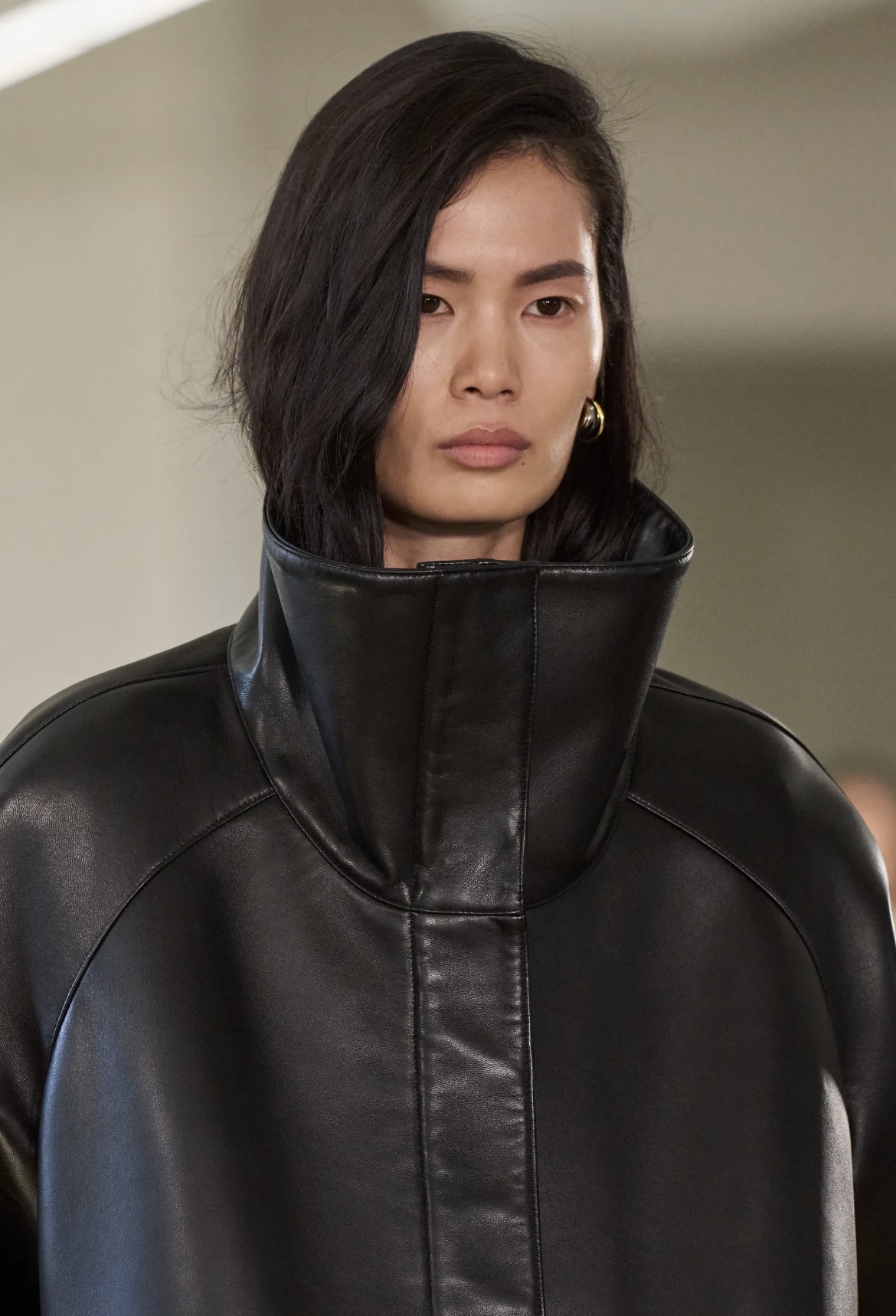 Надписи на губах и прически как в детстве: бьюти-тренды Недель моды в Нью-Йорке и Лондоне (фото 30)