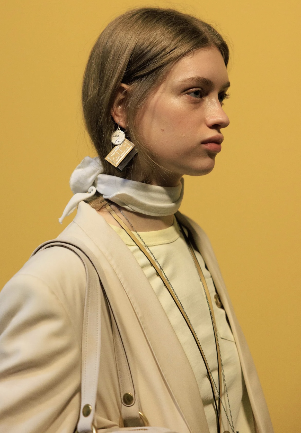 Надписи на губах и прически как в детстве: бьюти-тренды Недель моды в Нью-Йорке и Лондоне (фото 25)