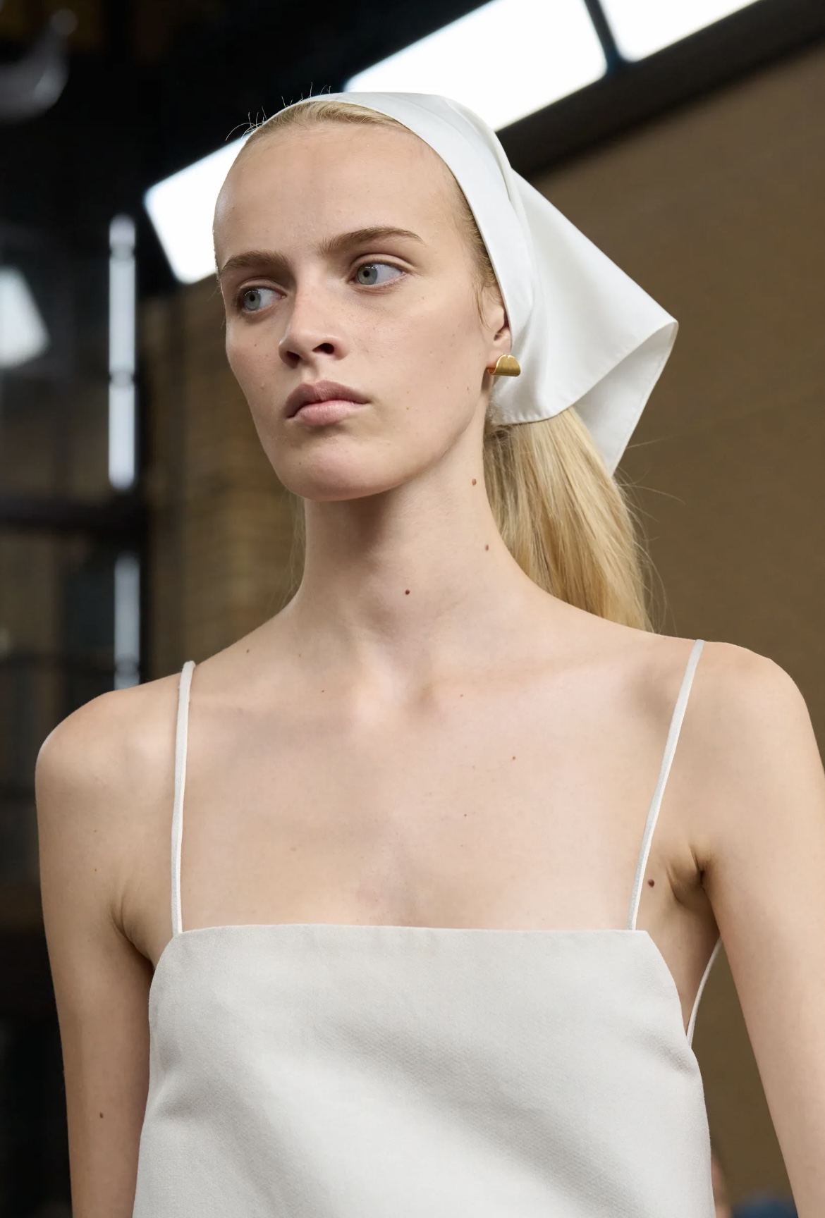 Надписи на губах и прически как в детстве: бьюти-тренды Недель моды в Нью-Йорке и Лондоне (фото 28)