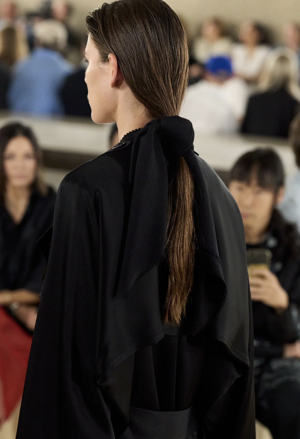 Надписи на губах и прически как в детстве: бьюти-тренды Недель моды в Нью-Йорке и Лондоне (фото 26)