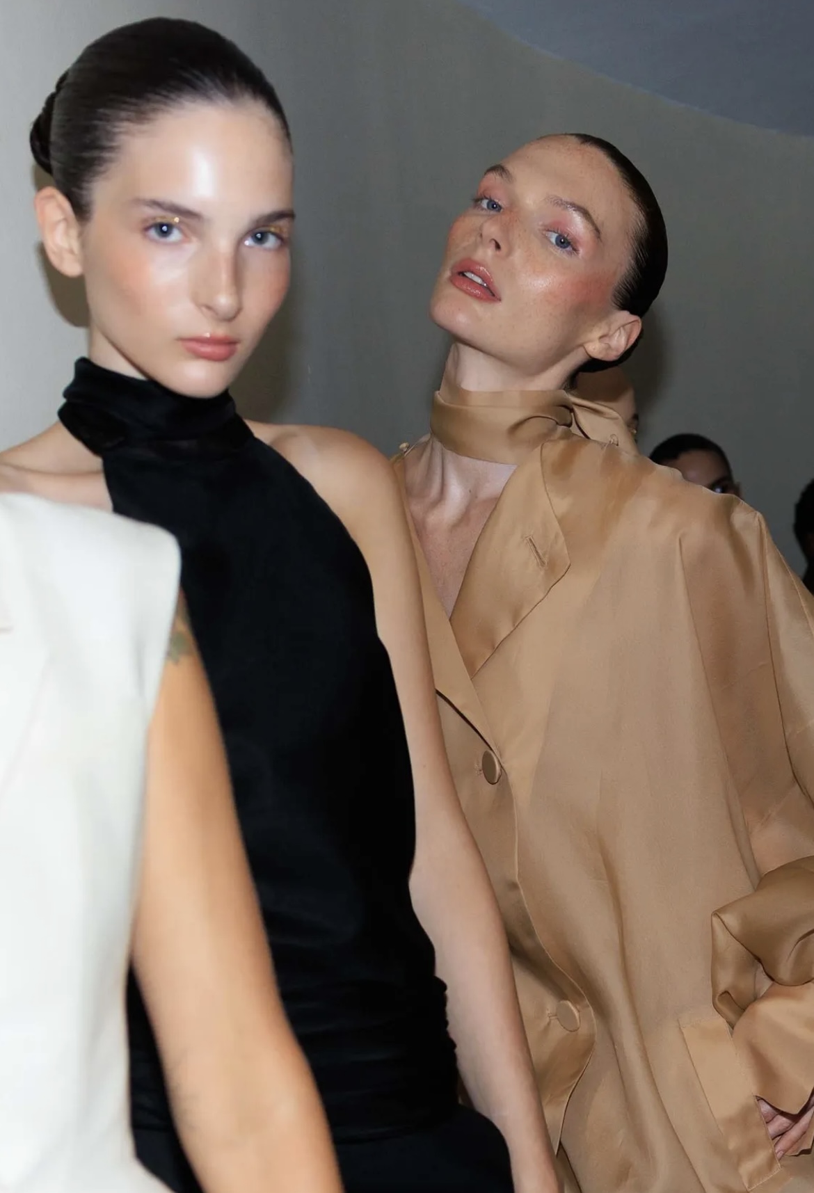 Надписи на губах и прически как в детстве: бьюти-тренды Недель моды в Нью-Йорке и Лондоне (фото 32)