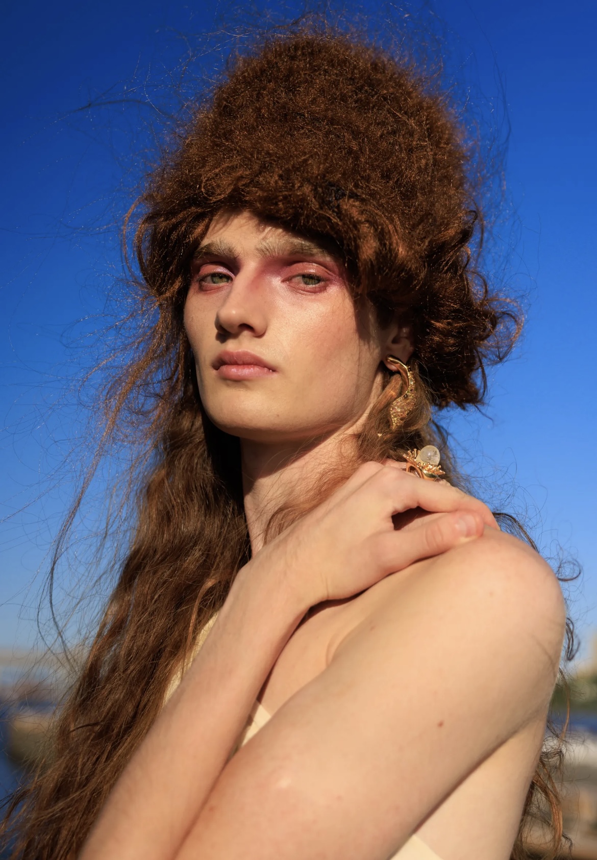 Надписи на губах и прически как в детстве: бьюти-тренды Недель моды в Нью-Йорке и Лондоне (фото 34)