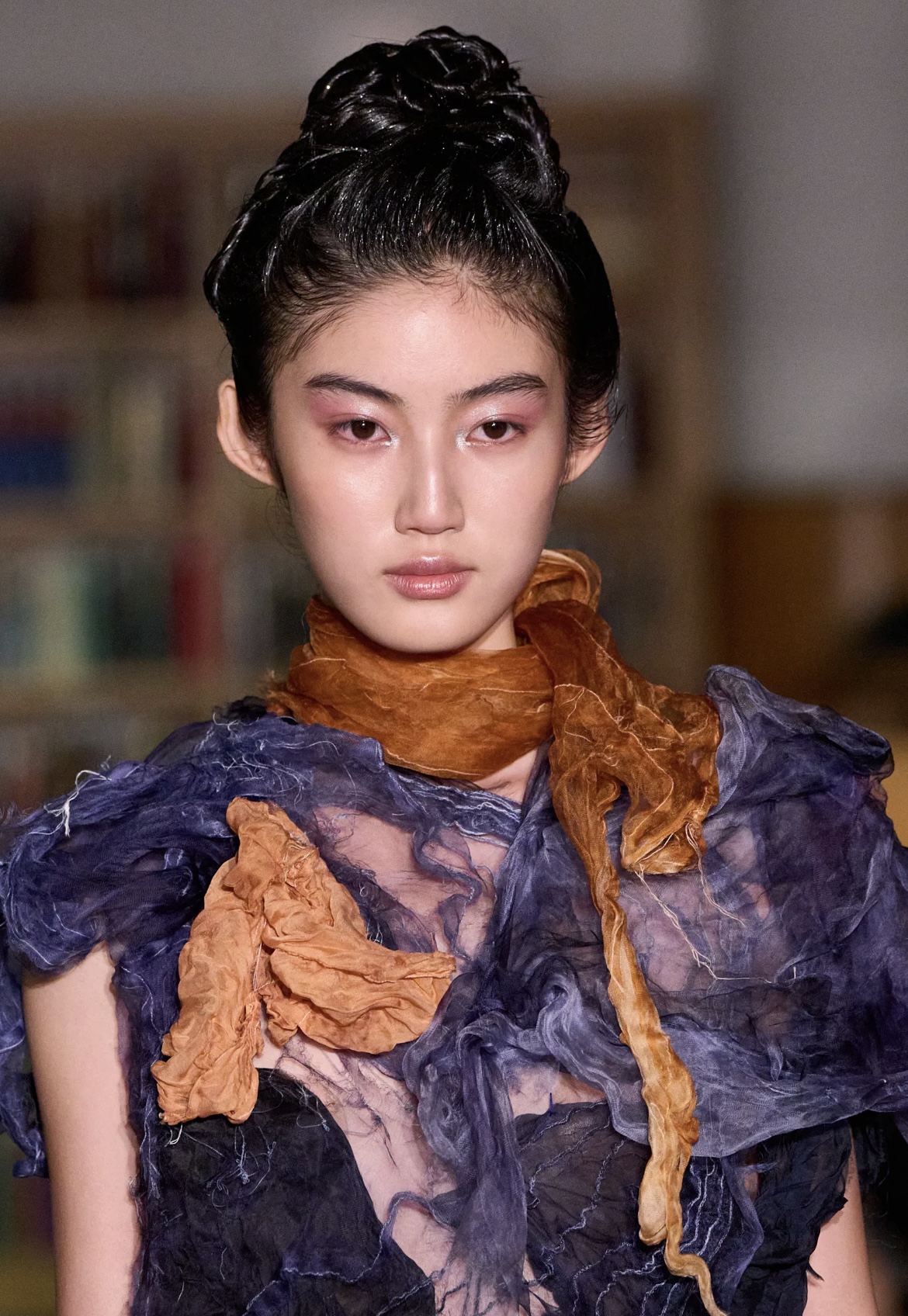 Надписи на губах и прически как в детстве: бьюти-тренды Недель моды в Нью-Йорке и Лондоне (фото 31)