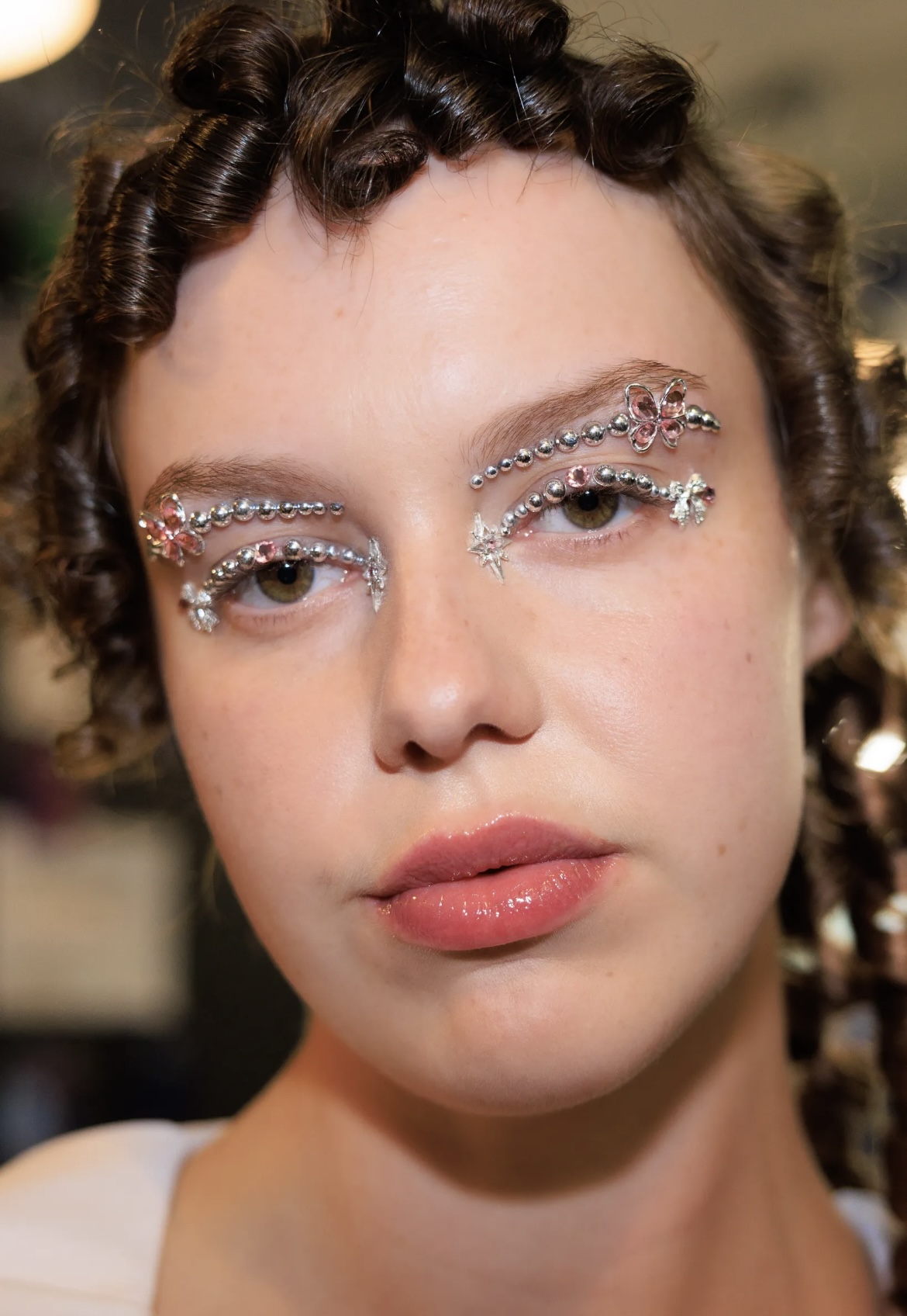 Надписи на губах и прически как в детстве: бьюти-тренды Недель моды в Нью-Йорке и Лондоне (фото 37)