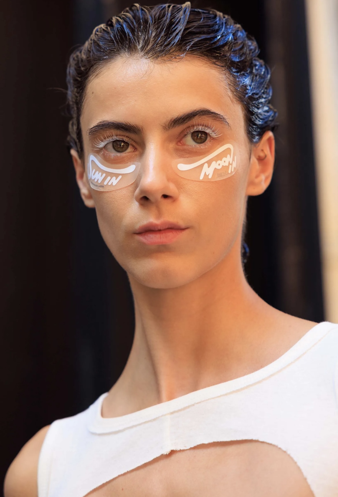 Надписи на губах и прически как в детстве: бьюти-тренды Недель моды в Нью-Йорке и Лондоне (фото 38)