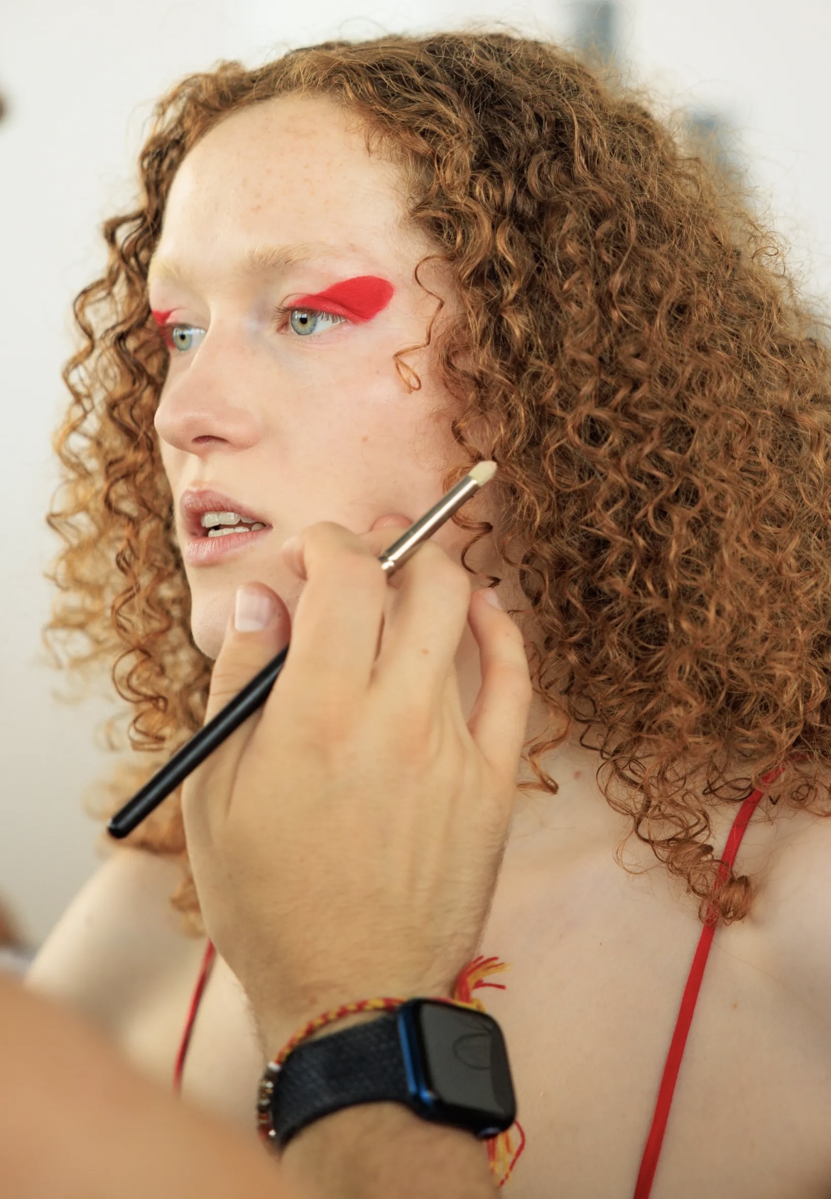 Надписи на губах и прически как в детстве: бьюти-тренды Недель моды в Нью-Йорке и Лондоне (фото 36)