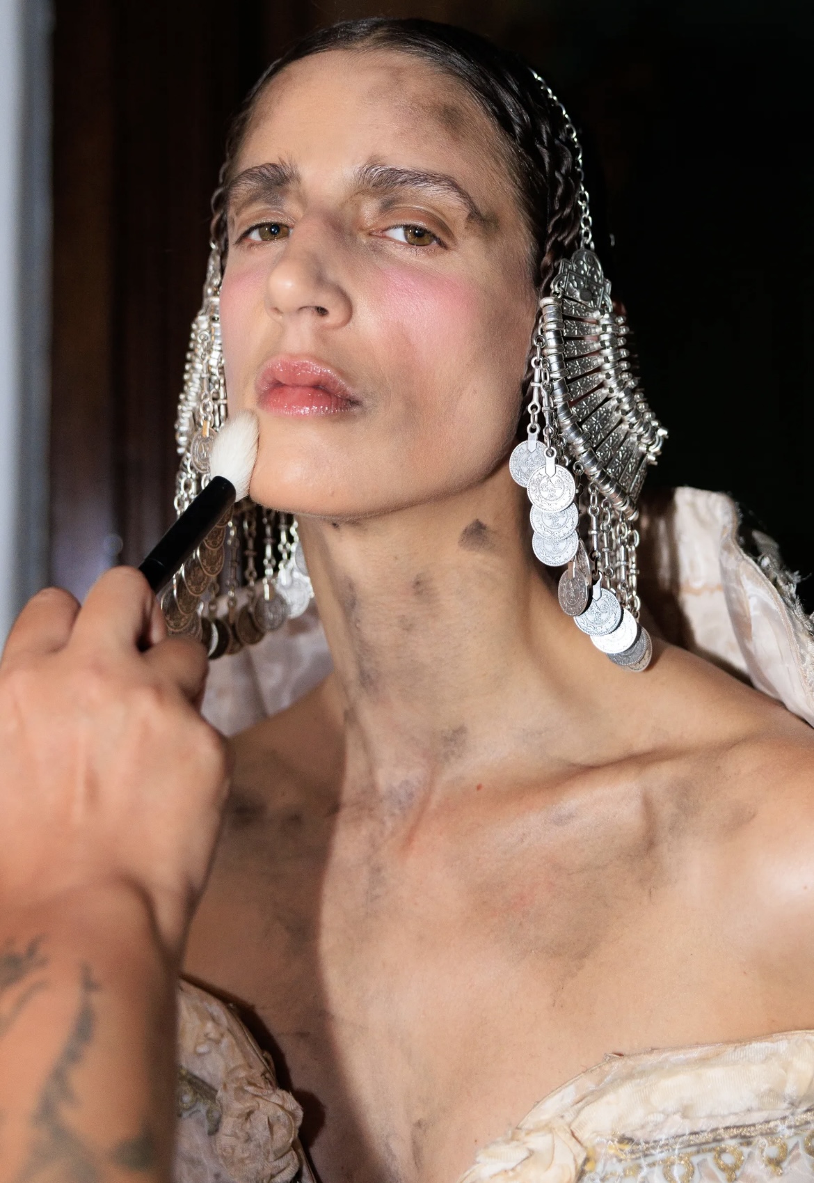 Надписи на губах и прически как в детстве: бьюти-тренды Недель моды в Нью-Йорке и Лондоне (фото 39)