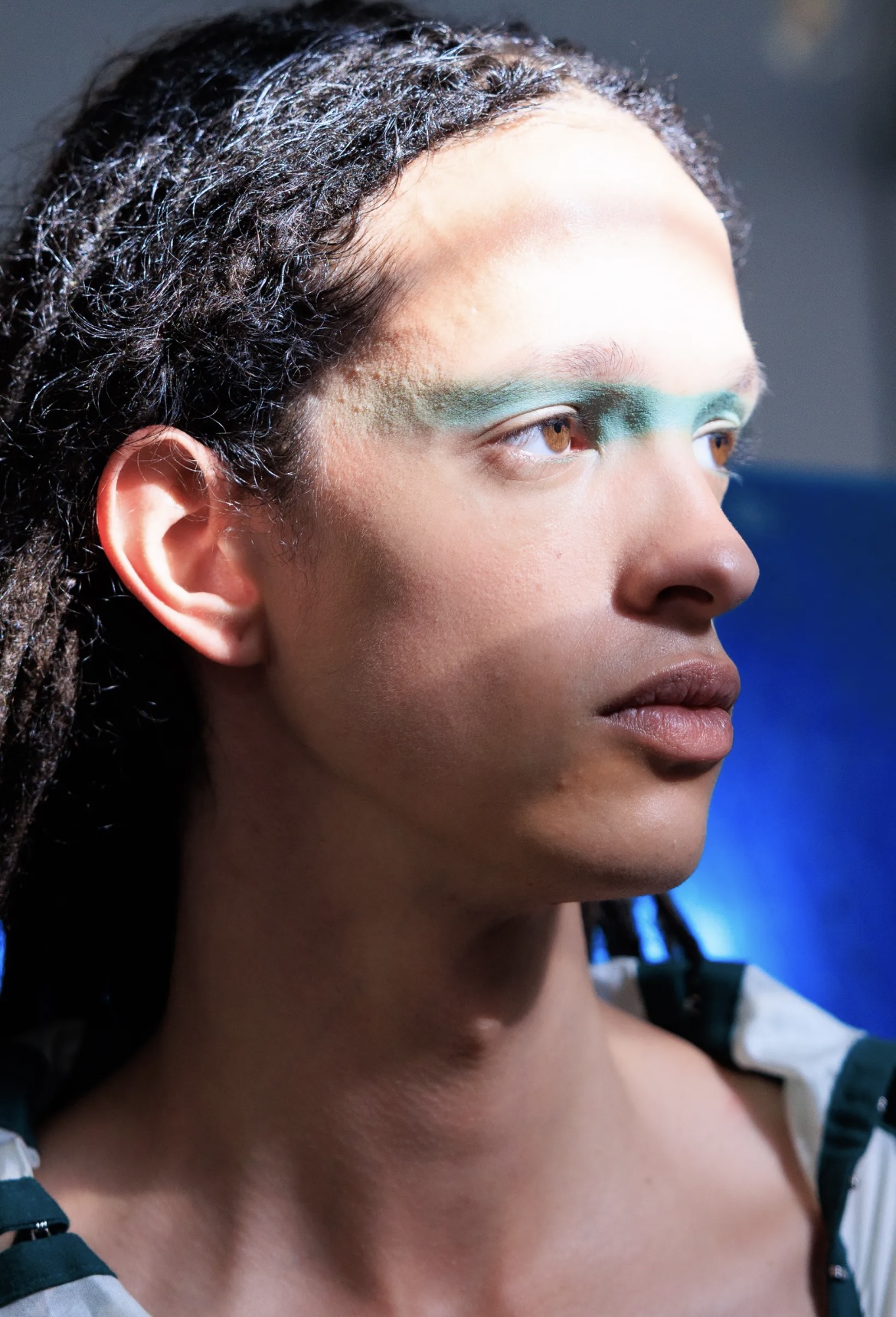 Надписи на губах и прически как в детстве: бьюти-тренды Недель моды в Нью-Йорке и Лондоне (фото 35)