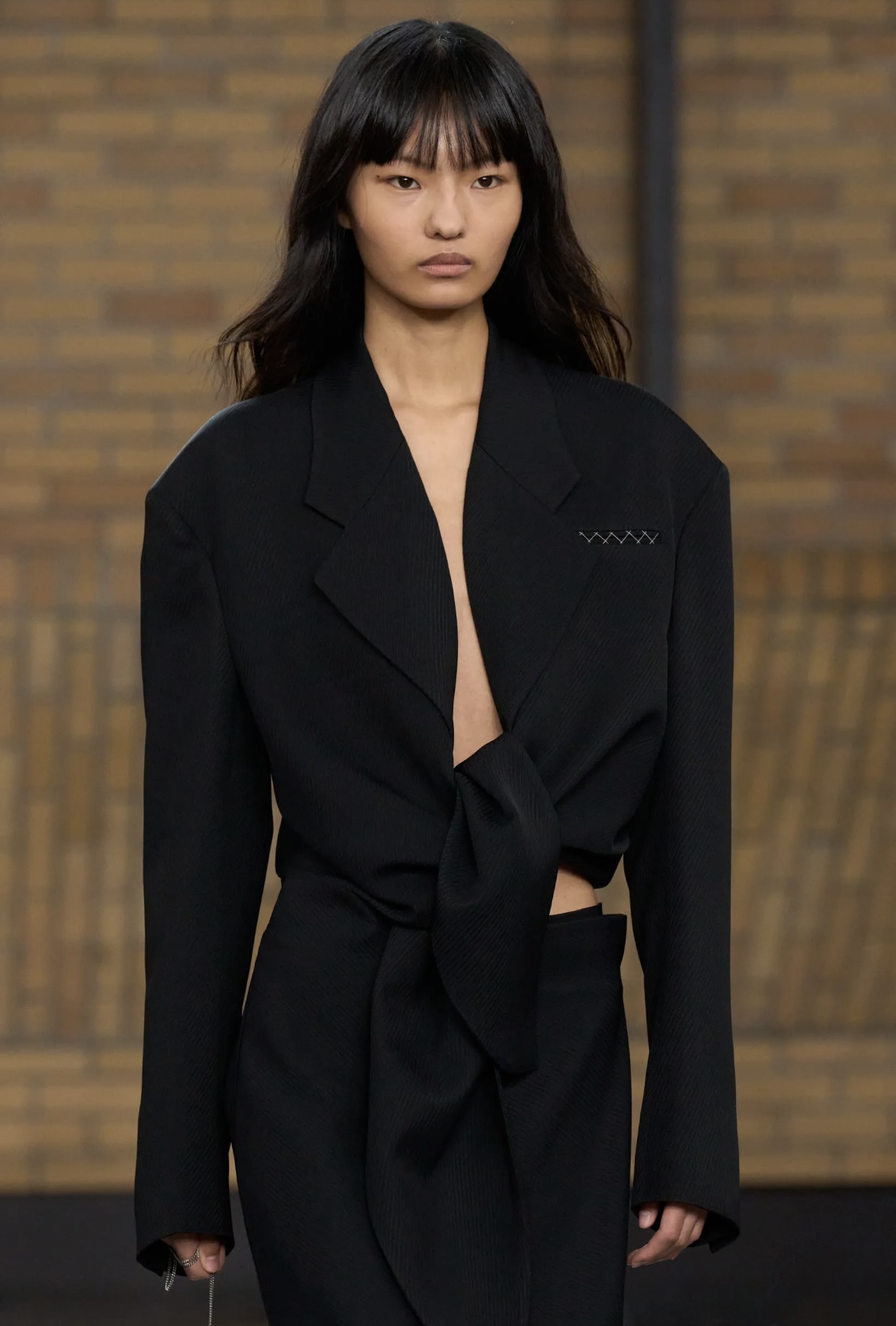 Надписи на губах и прически как в детстве: бьюти-тренды Недель моды в Нью-Йорке и Лондоне (фото 44)