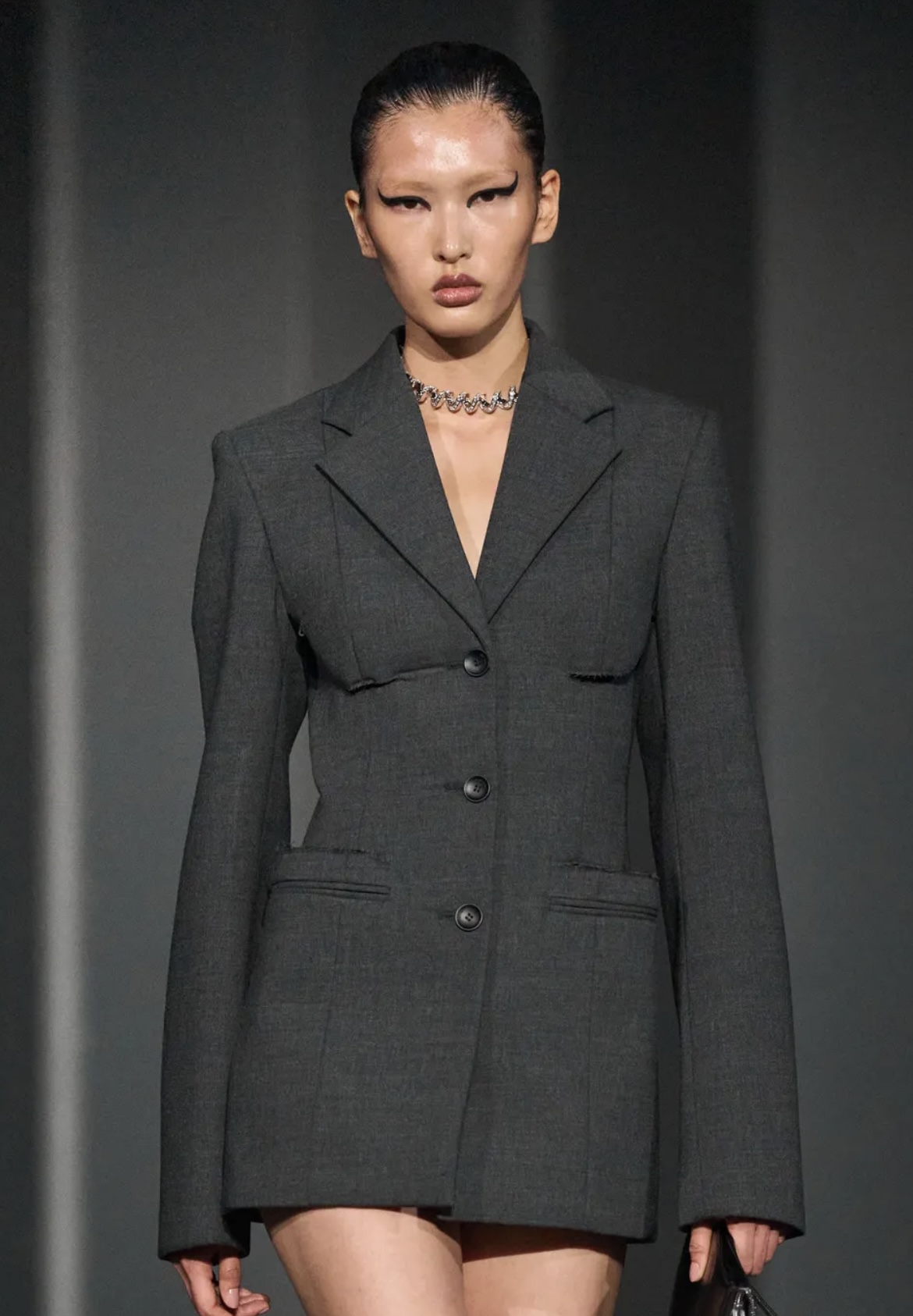 Надписи на губах и прически как в детстве: бьюти-тренды Недель моды в Нью-Йорке и Лондоне (фото 47)